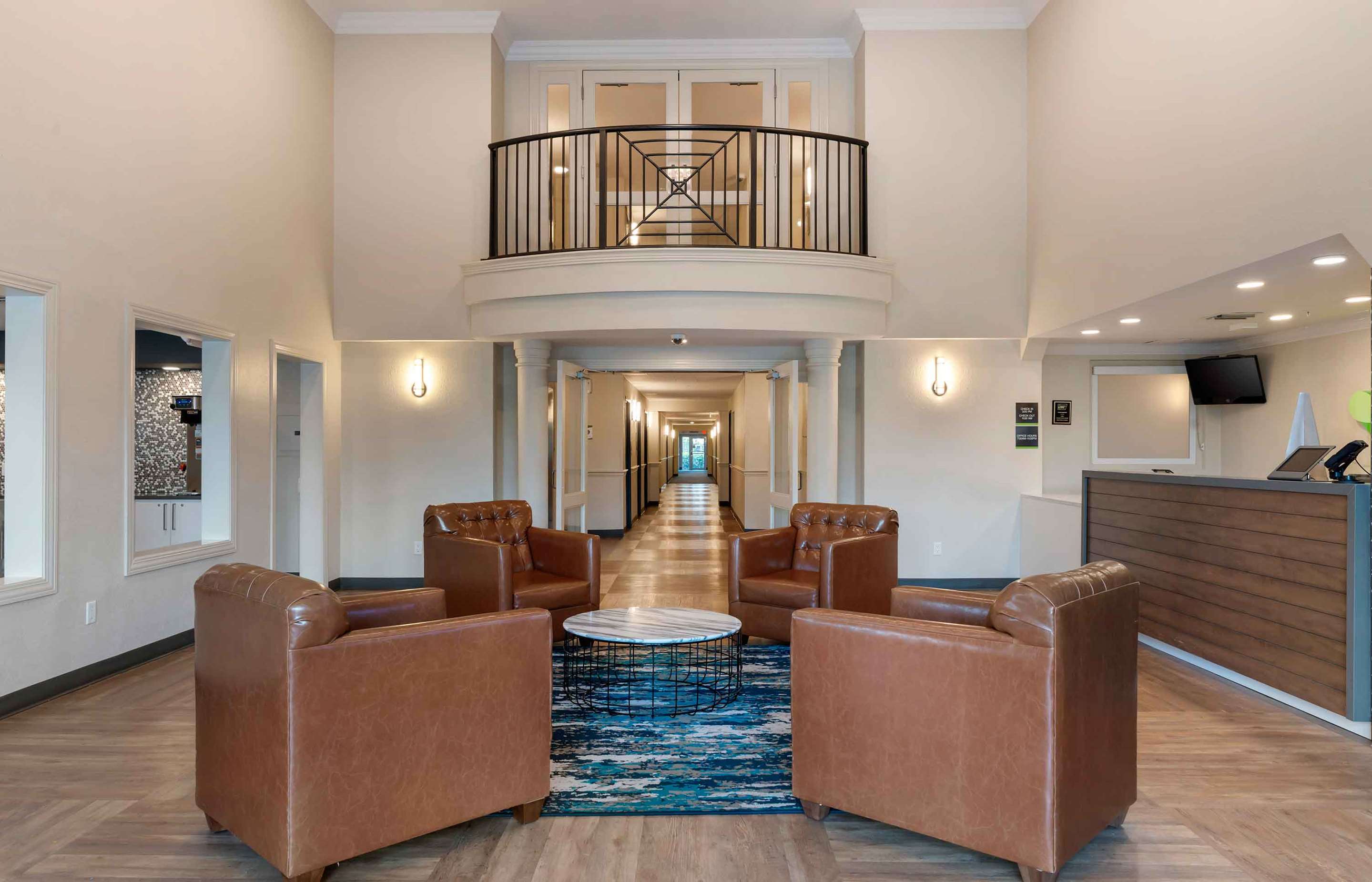 Lobby and Guest Check-in | Extended Stay America Premier Suites - Fort Lauderdale - Cypress Creek - Park North