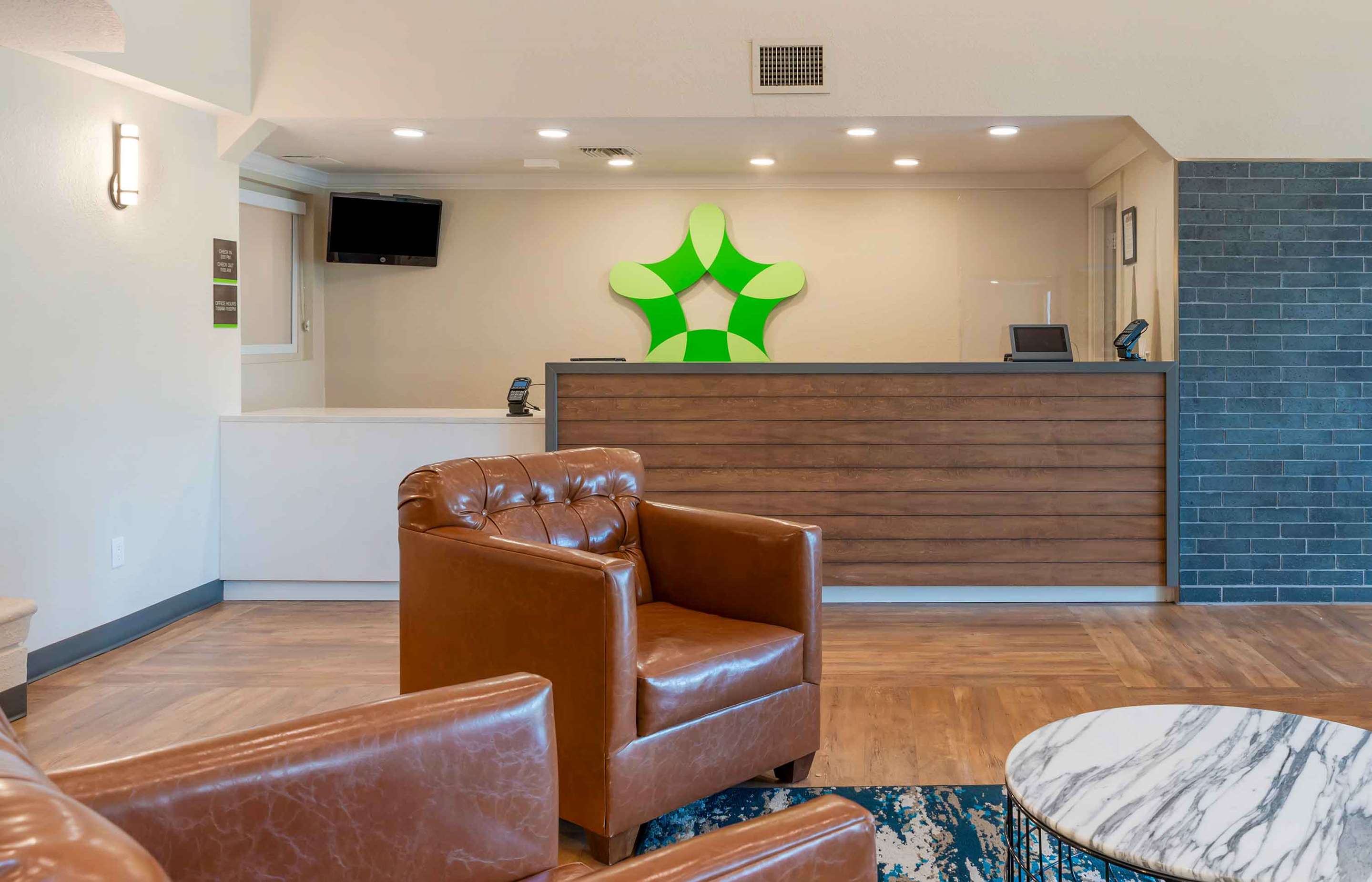 Lobby and Guest Check-in | Extended Stay America Premier Suites - Fort Lauderdale - Cypress Creek - Park North