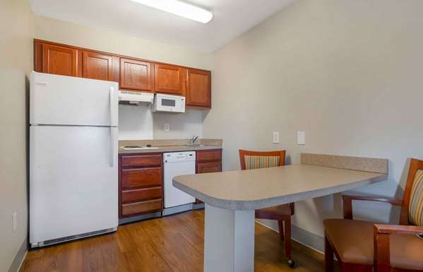  - Extended Stay America Suites Lenexa - I-35, Exit 224