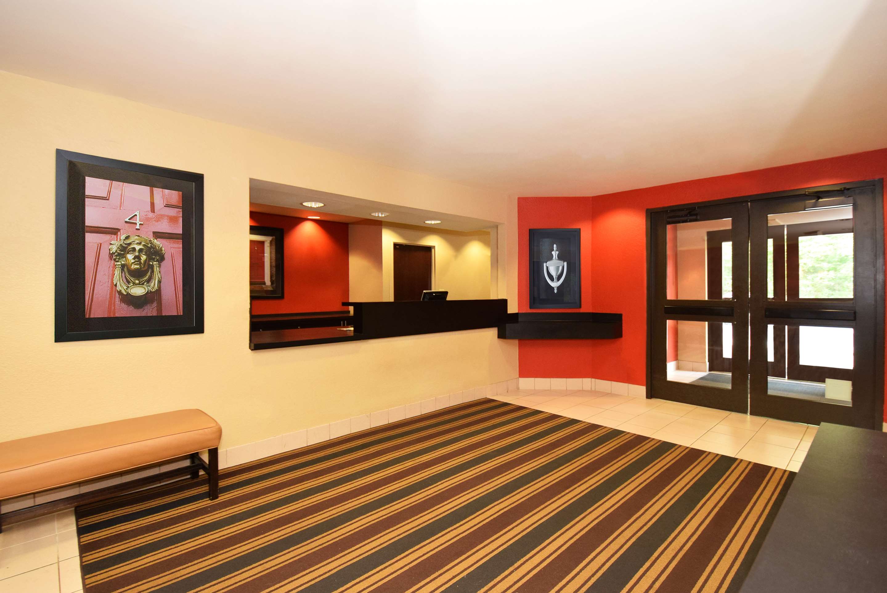 Lobby and Guest Check-in | Extended Stay America Suites Detroit Auburn Hills Feathersto