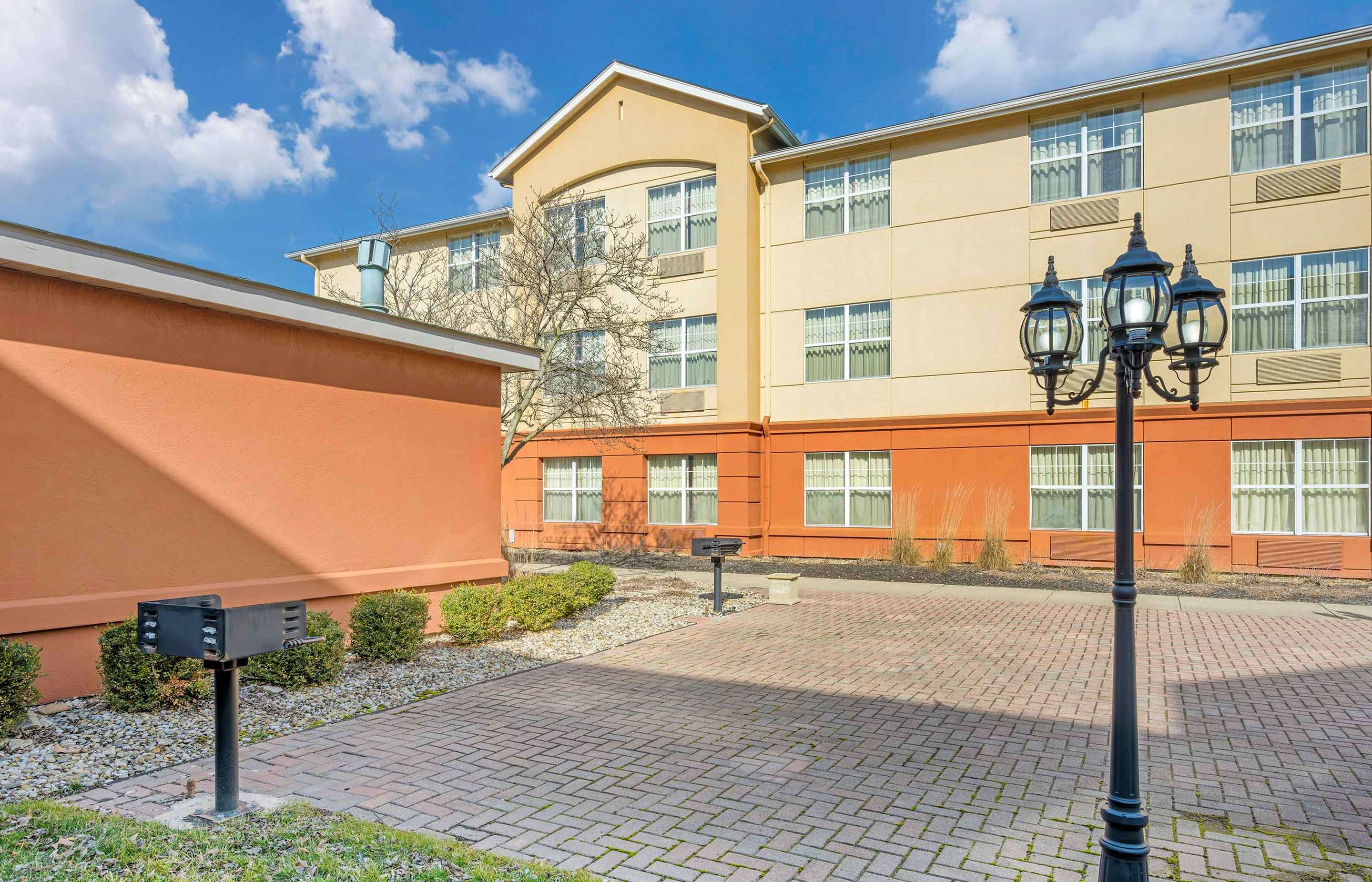 Picnic Area | Extended Stay America Suites Columbus Polaris