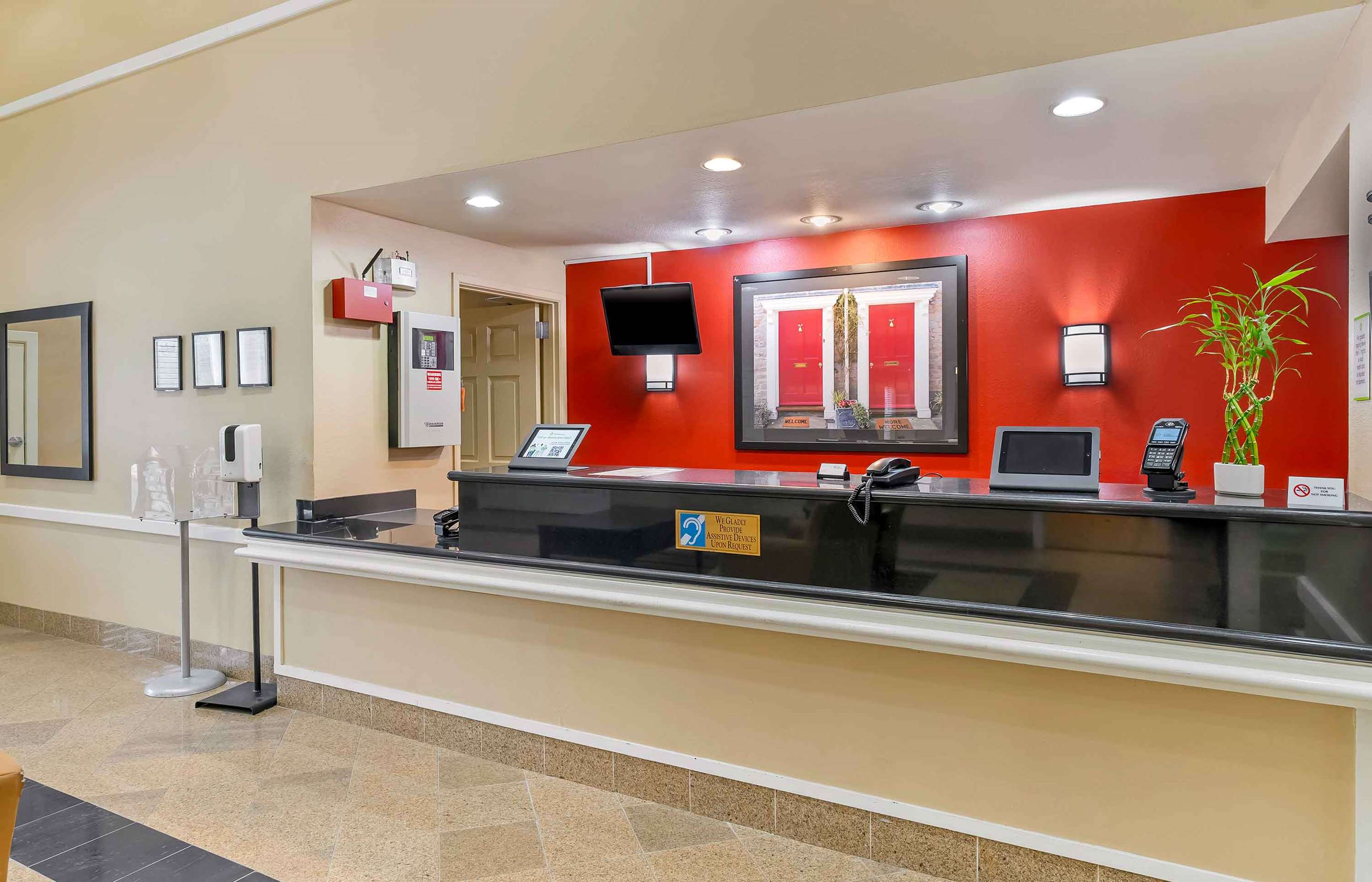 Lobby and Guest Check-in | Extended Stay America Suites Columbus Tuttle