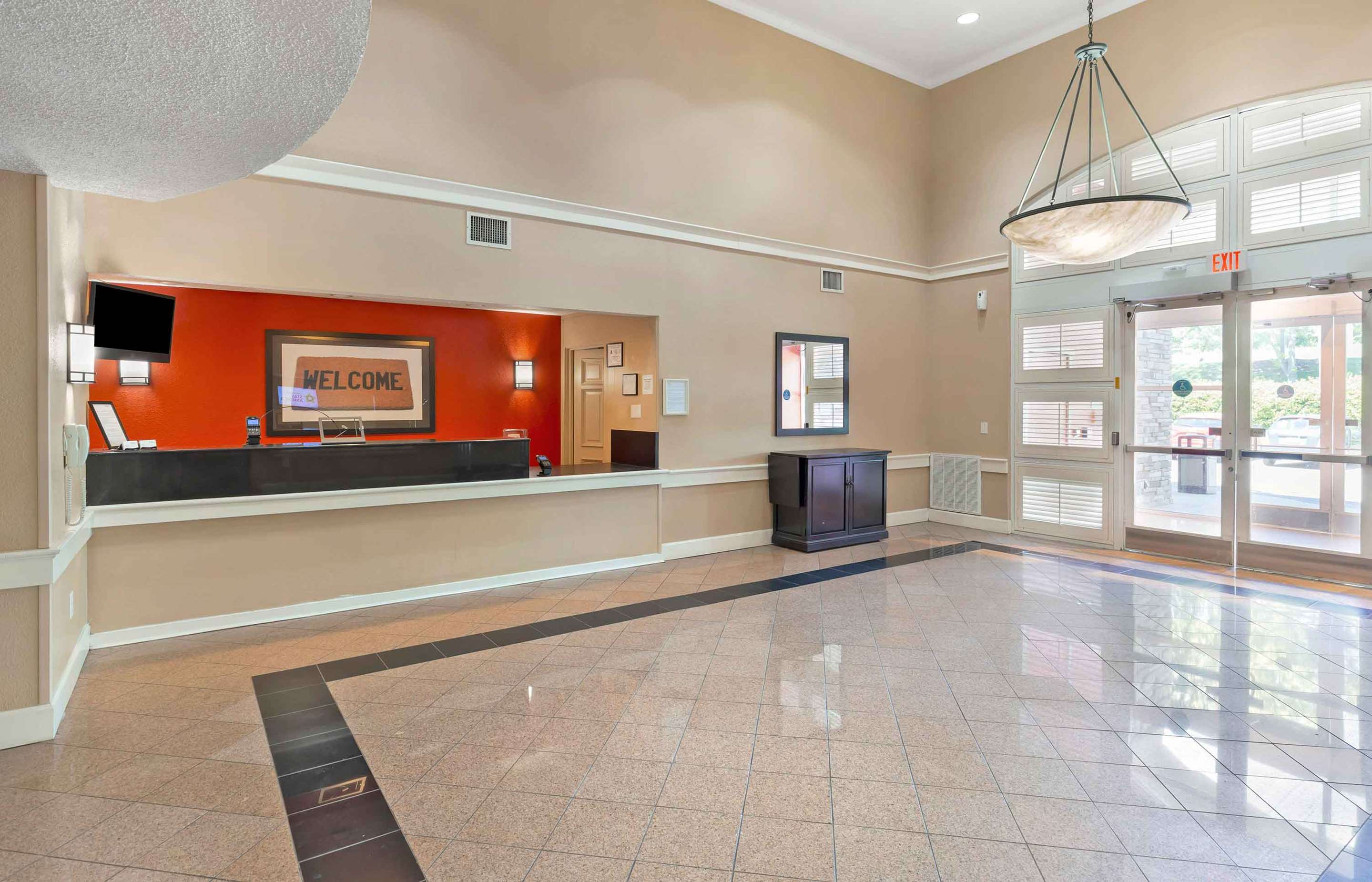 Lobby and Guest Check-in | Extended Stay America Suites Raleigh RTP 4919 Miami Blvd
