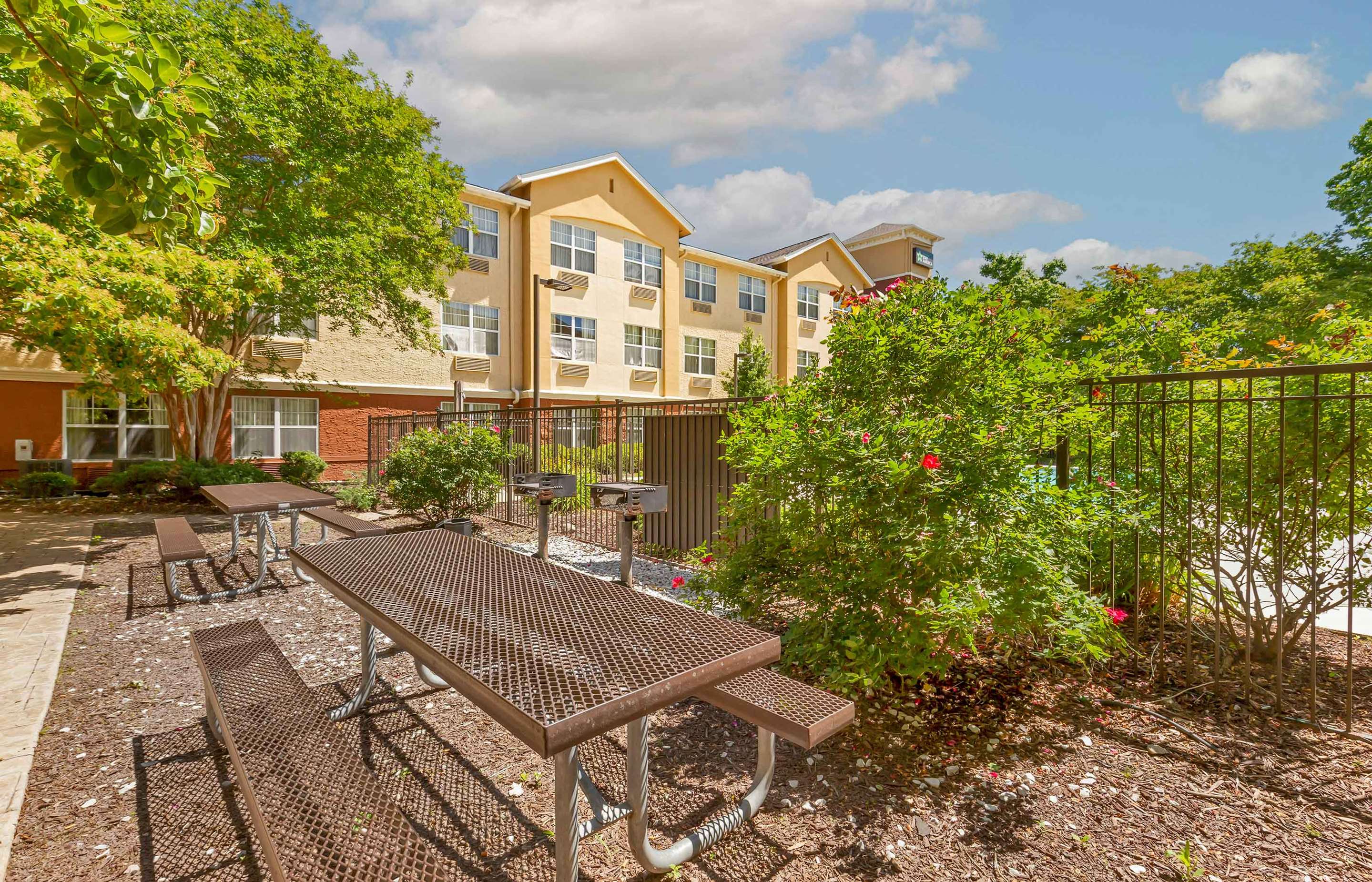 Picnic Area | Extended Stay America Suites Raleigh RTP 4919 Miami Blvd