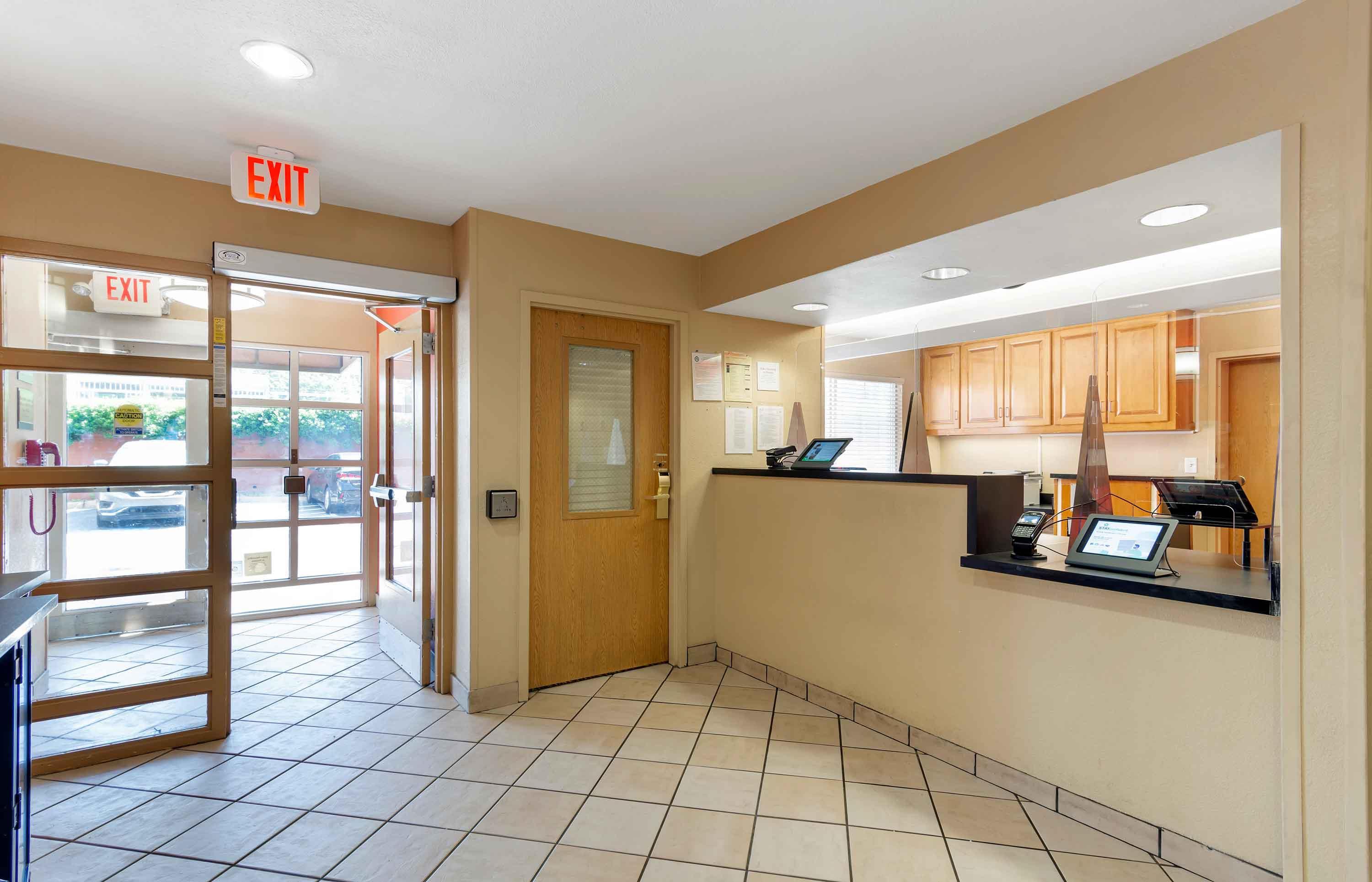 Lobby and Guest Check-in | Extended Stay America Select Suites Atlanta Marietta Wildwoo