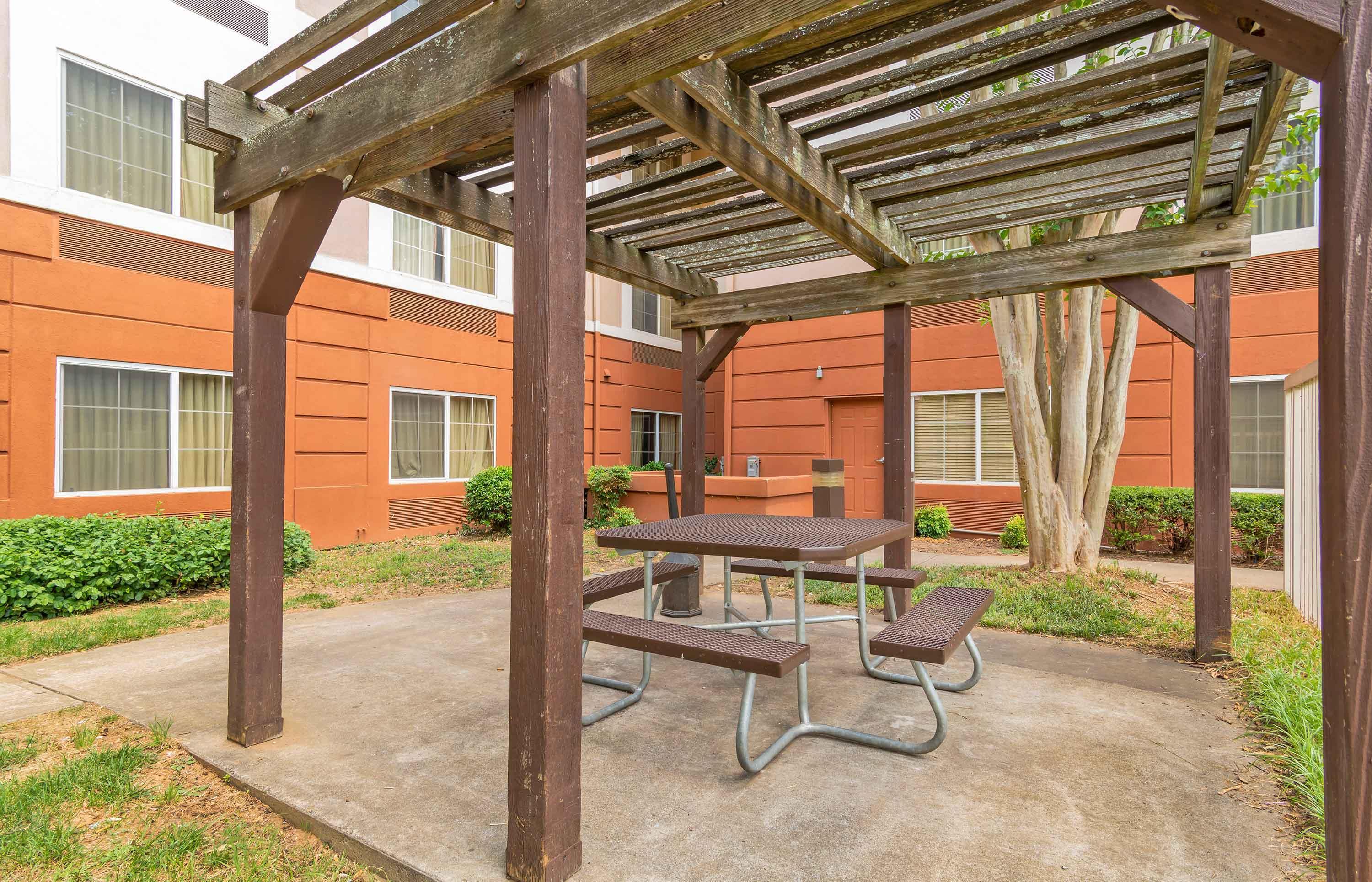 Picnic Area | Extended Stay America Select Suites Atlanta Marietta Wildwoo