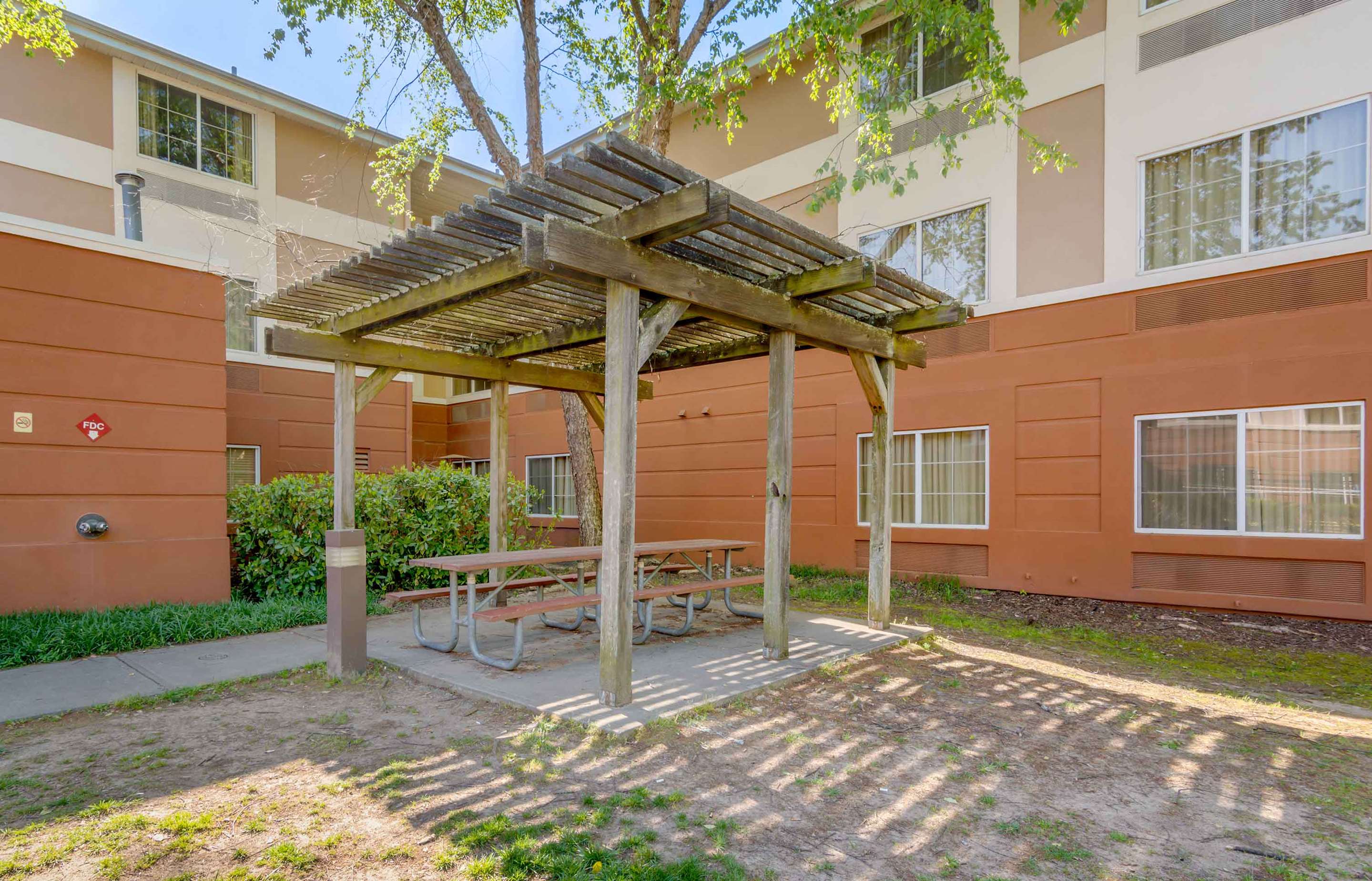 Picnic Area | Extended Stay America Suites - Atlanta - Perimeter - Peachtree Dunwoody