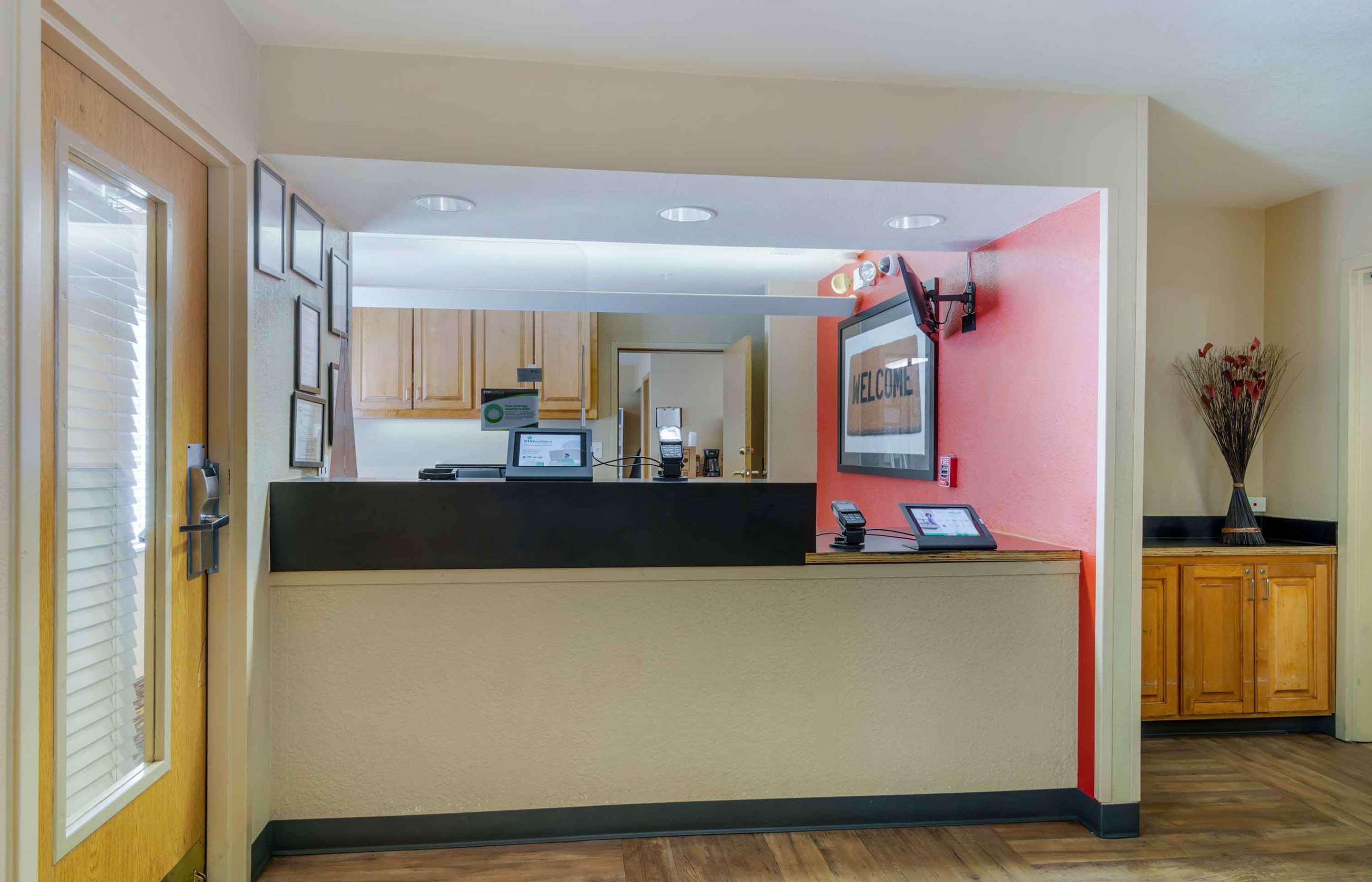 Lobby and Guest Check-in | Extended Stay America Suites - Atlanta - Perimeter - Peachtree Dunwoody