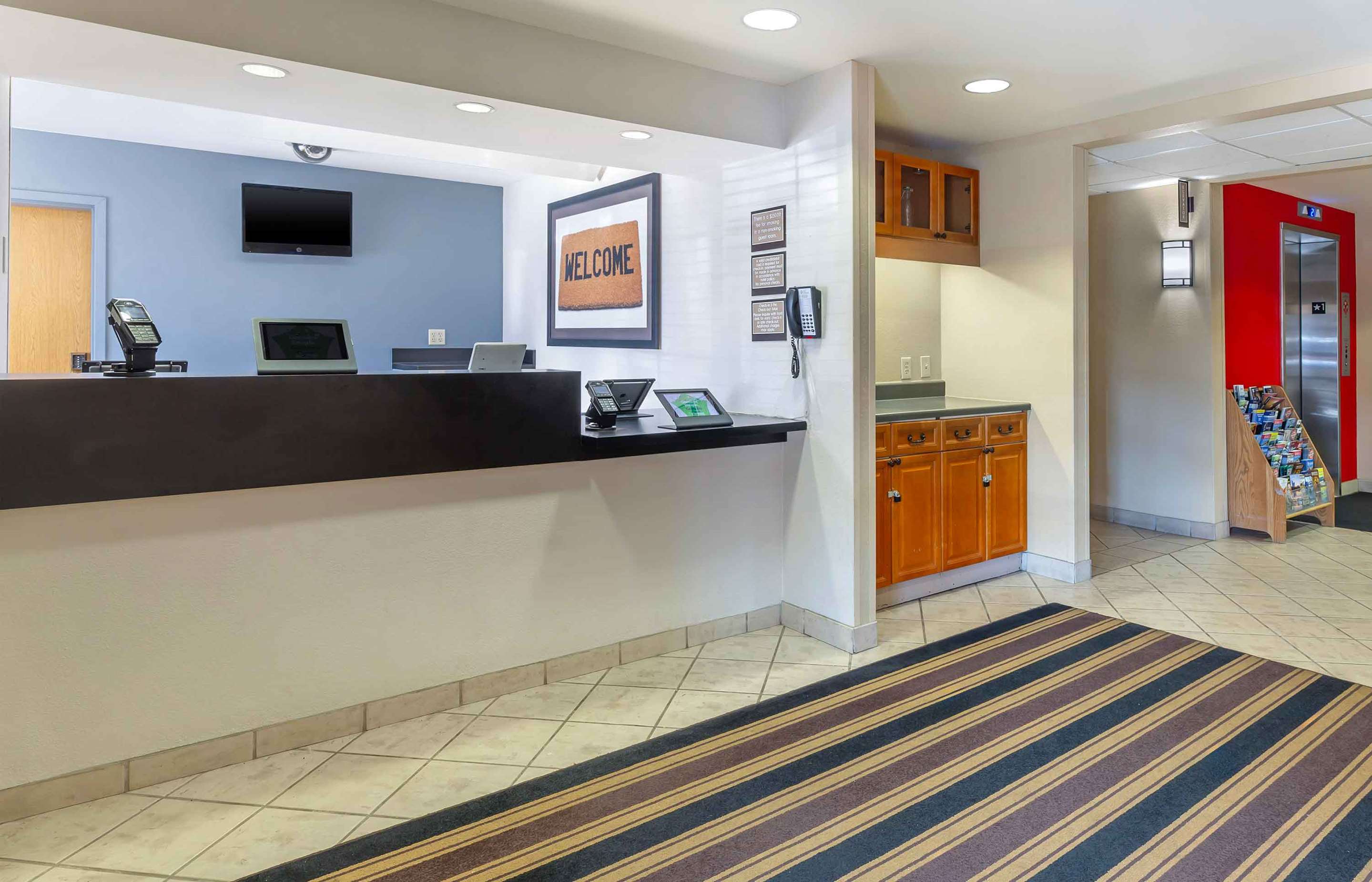 Lobby and Guest Check-in | Extended Stay America Suites Boston Westborough Computer Dr