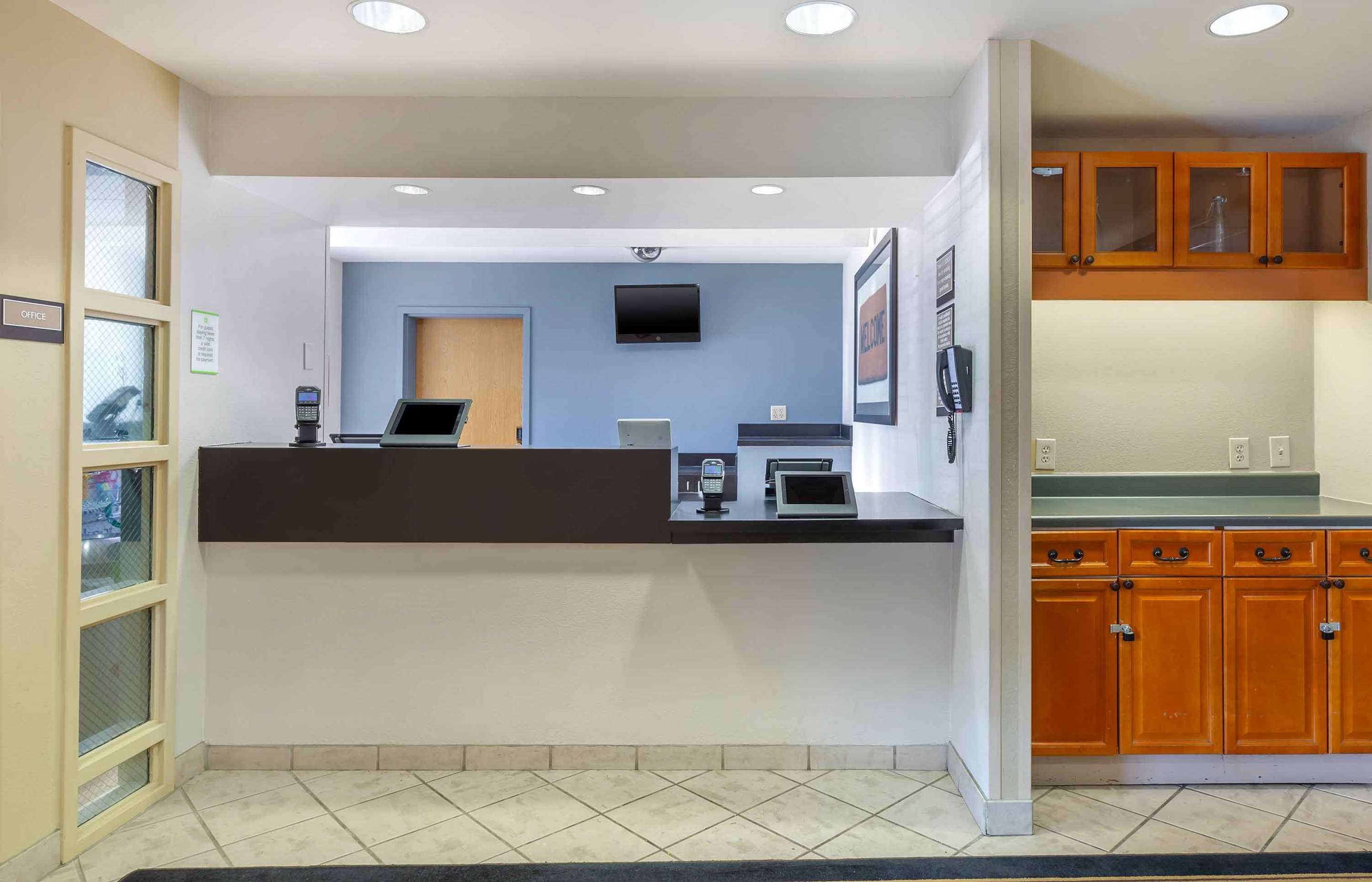Lobby and Guest Check-in | Extended Stay America Suites Boston Westborough Computer Dr