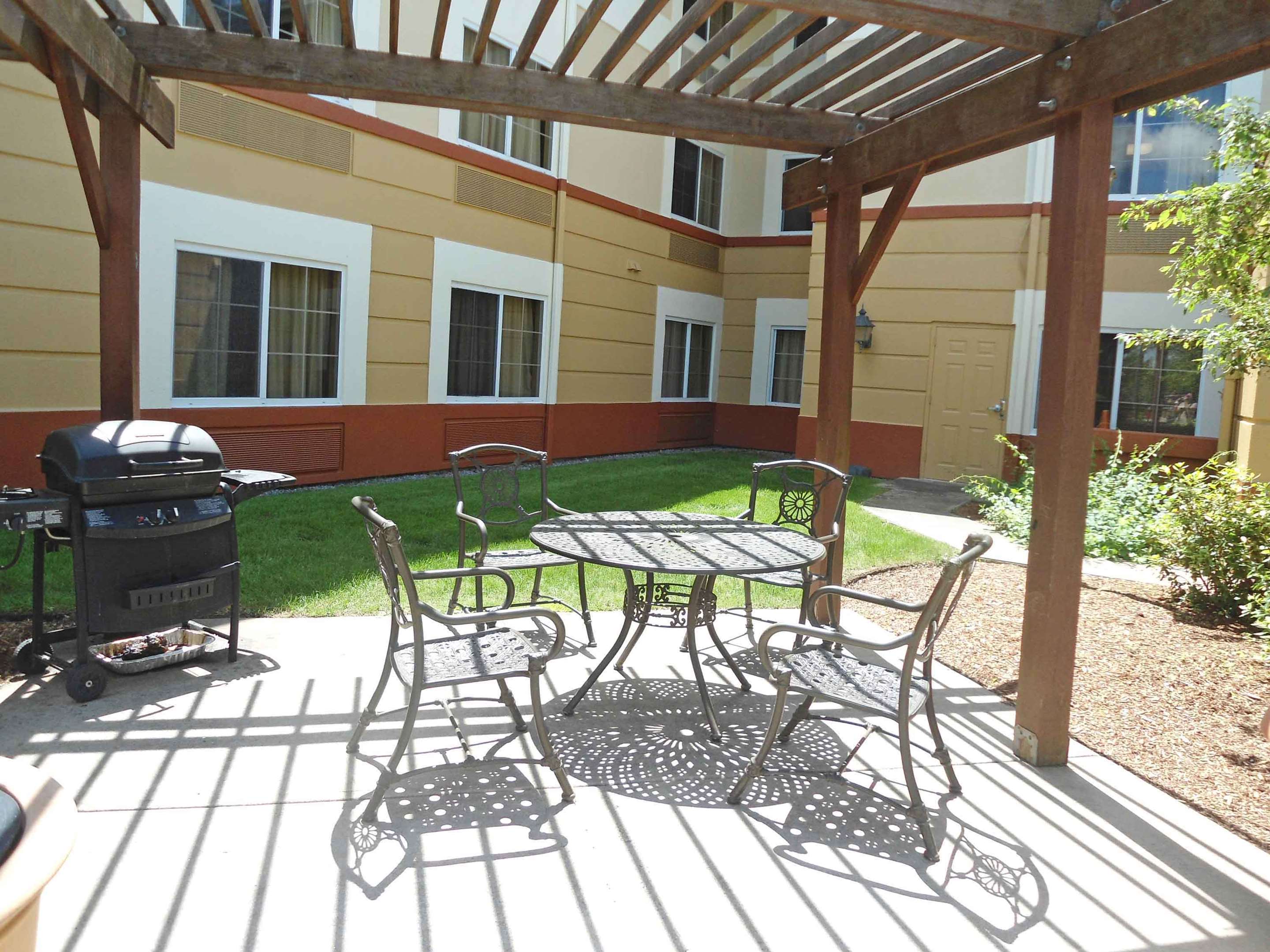 Picnic Area | Extended Stay America Suites Boston Westborough Computer Dr