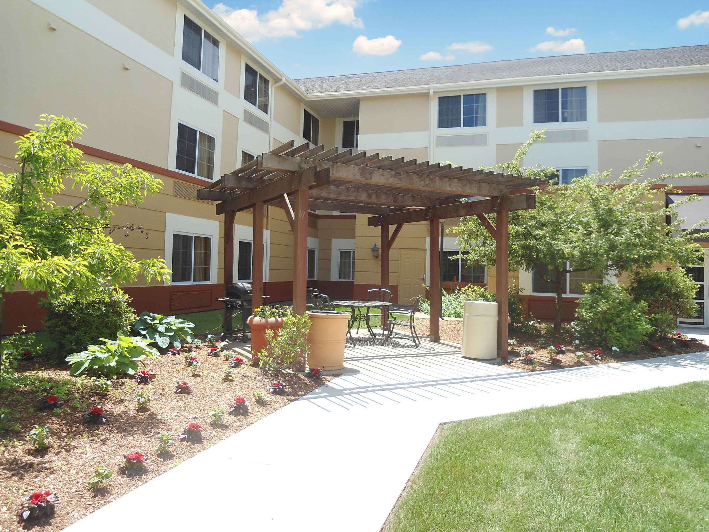 Picnic Area | Extended Stay America Suites Boston Westborough Computer Dr