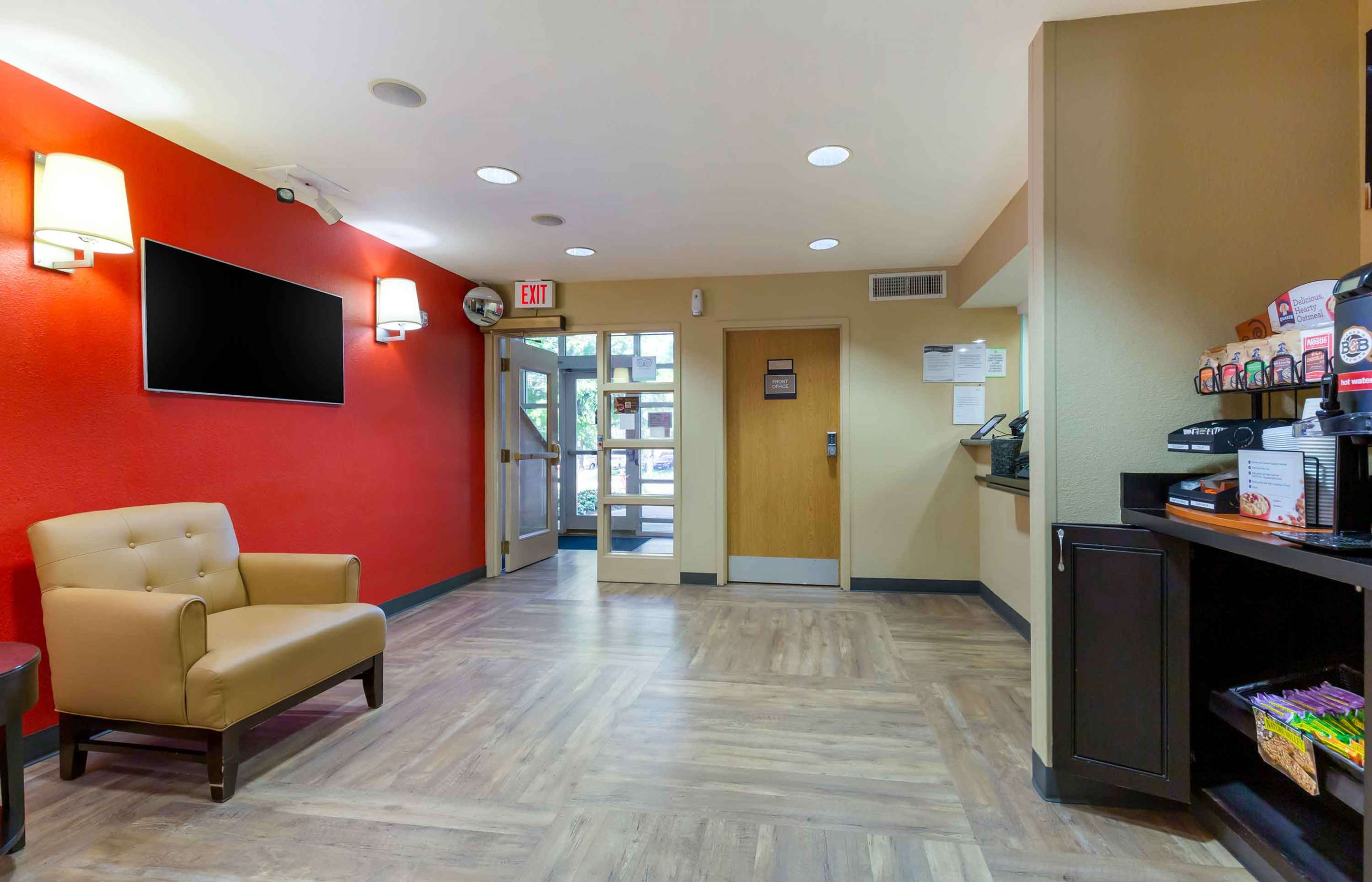 Lobby and Guest Check-in | Extended Stay America Suites Washington DC Fairfax