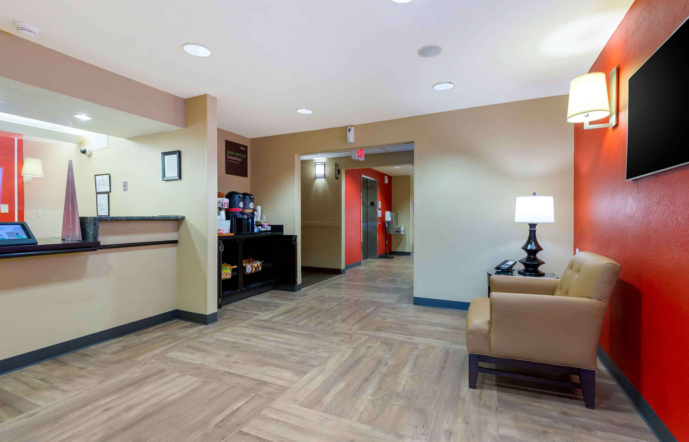 Lobby and Guest Check-in | Extended Stay America Suites Washington DC Fairfax