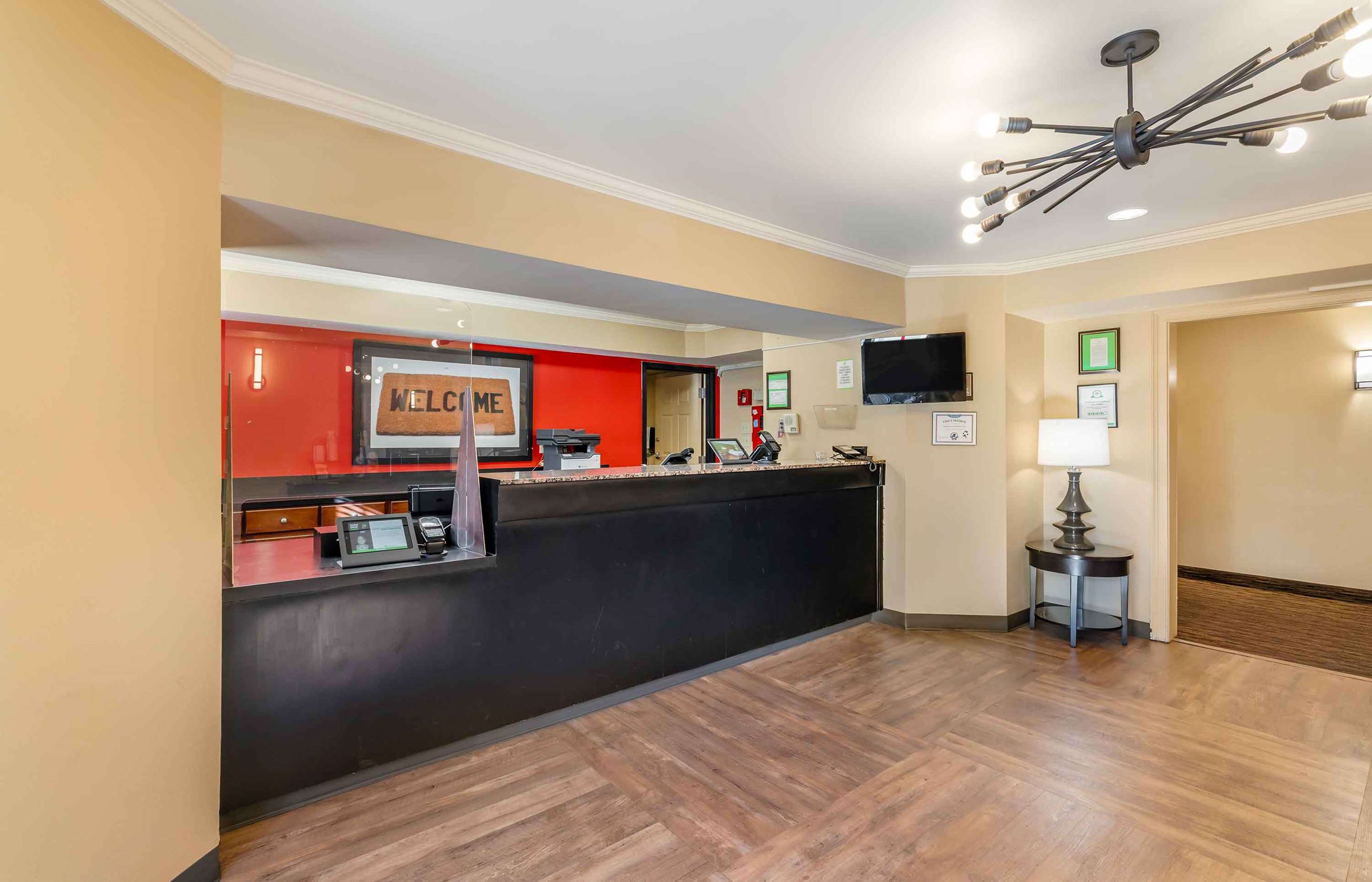 Lobby and Guest Check-in | Extended Stay America Suites Chesapeake Churchland Blvd