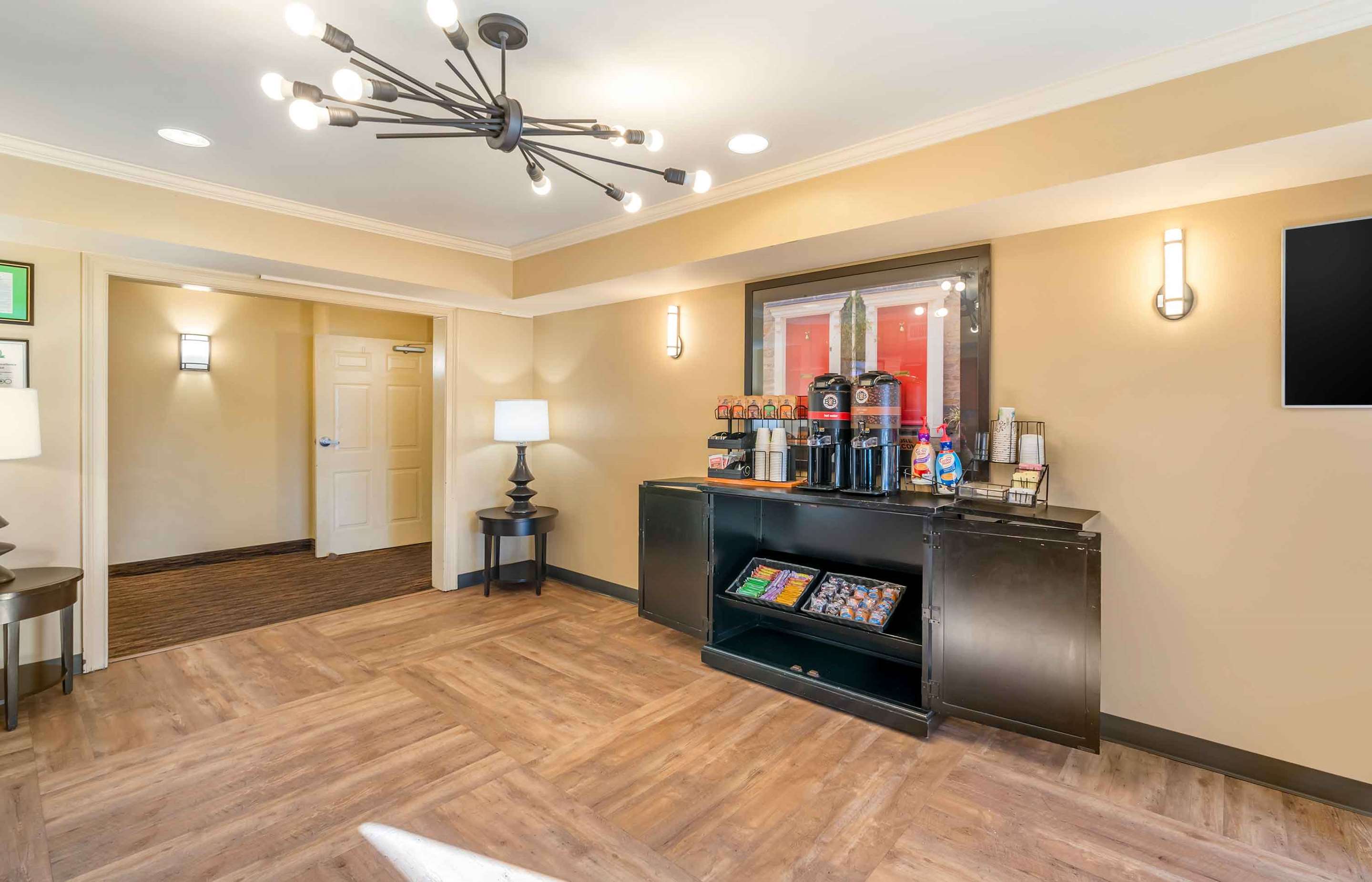 Lobby and Guest Check-in | Extended Stay America Suites Chesapeake Churchland Blvd