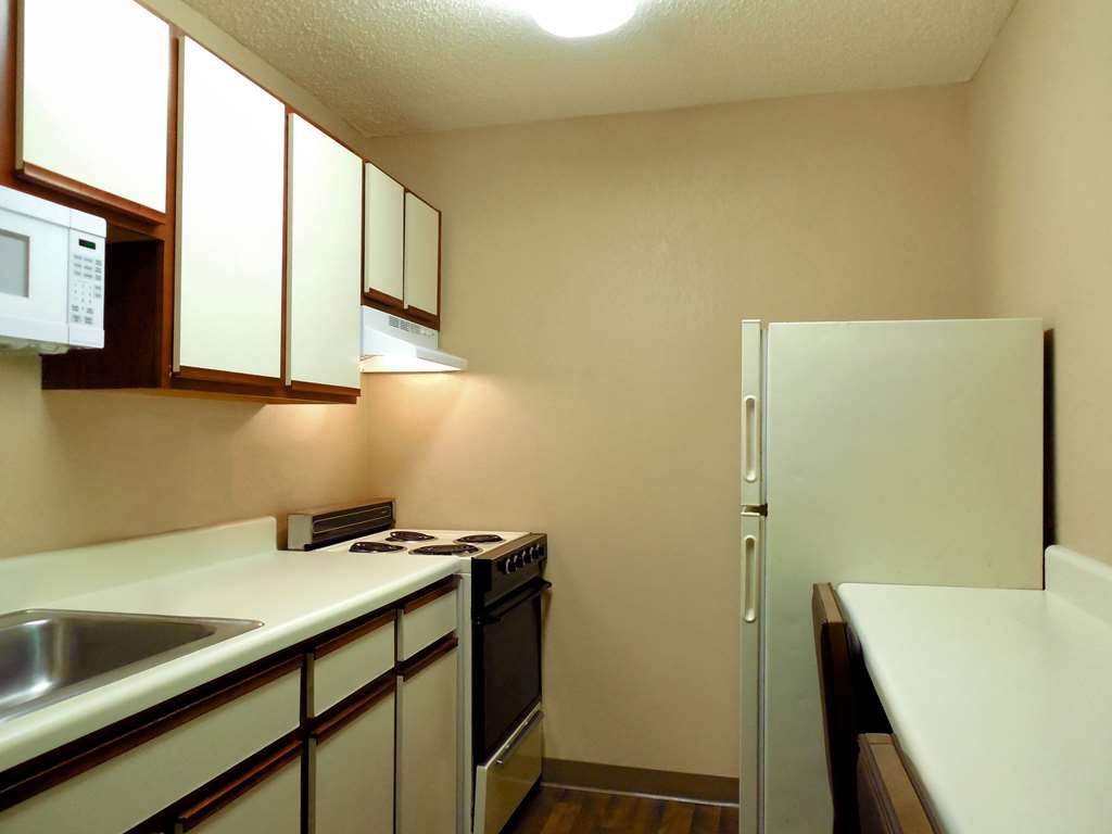 SUBURBAN STUDIOS JACKSON NORTH-guestroom-Guest Room,Kitchen/Kitchenette,On-Site.jpg