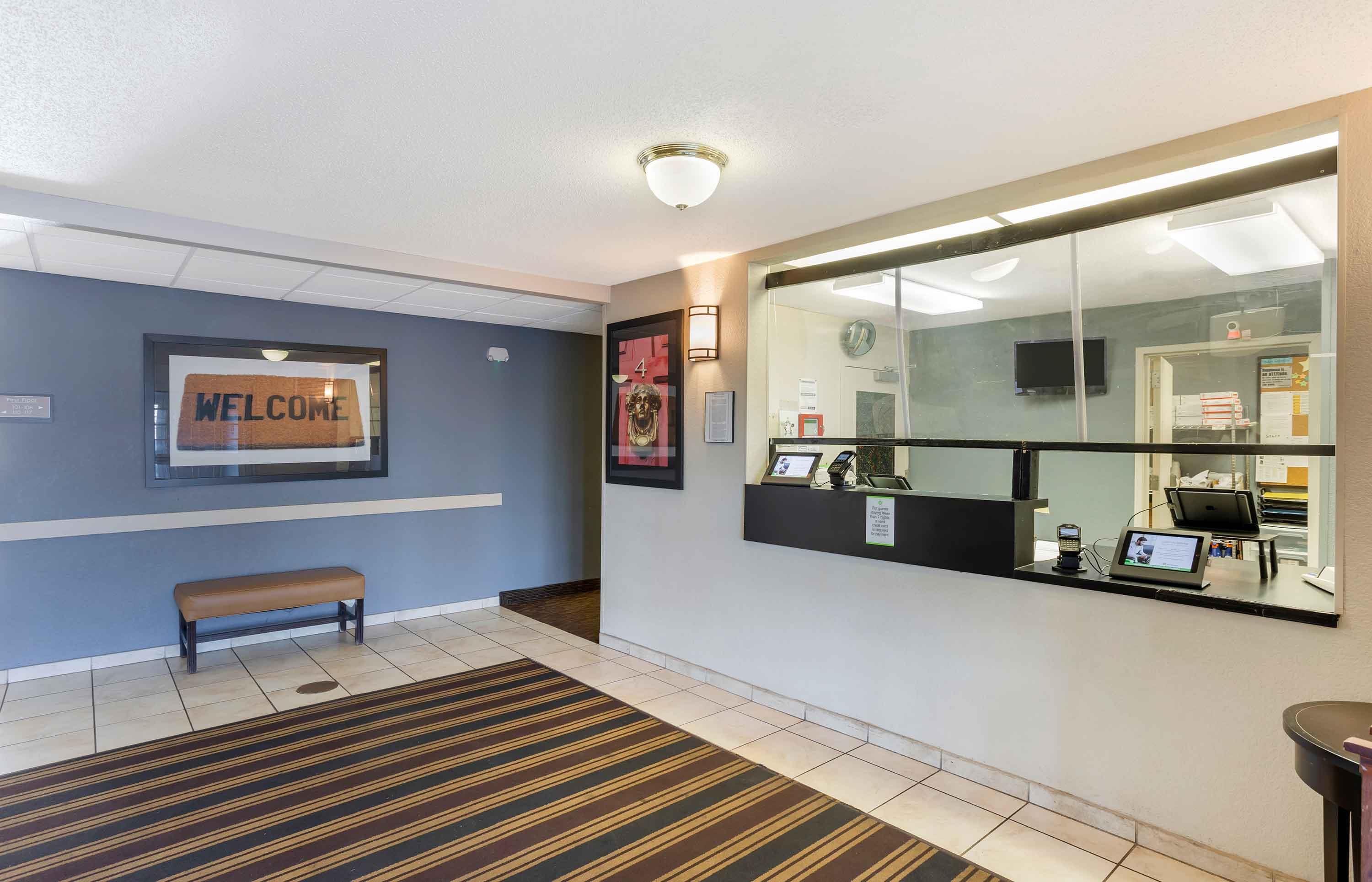 Lobby and Guest Check-in | Extended Stay America Select Suites Wilkes Barre Scranton