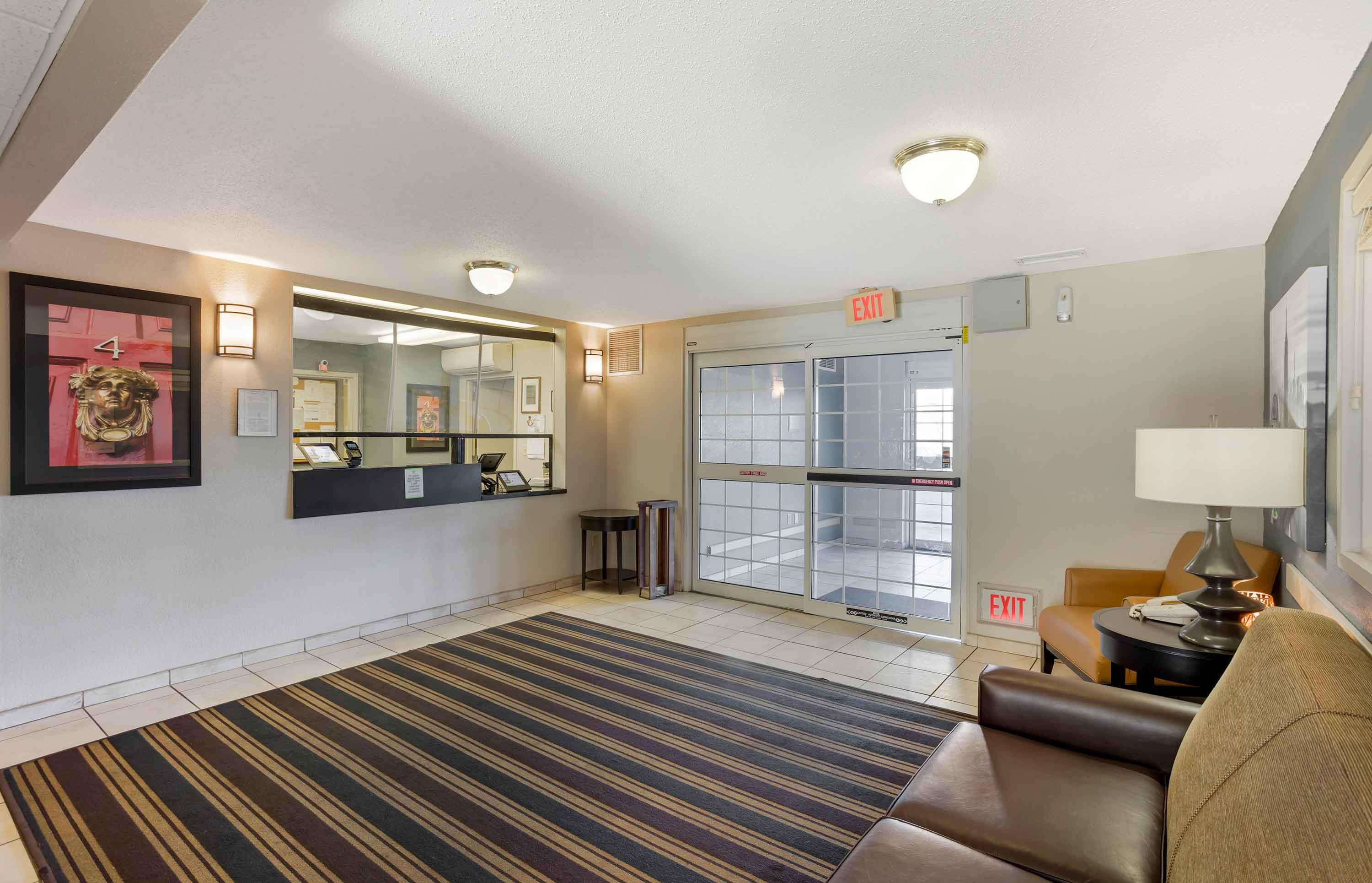 Lobby and Guest Check-in | Extended Stay America Select Suites Wilkes Barre Scranton