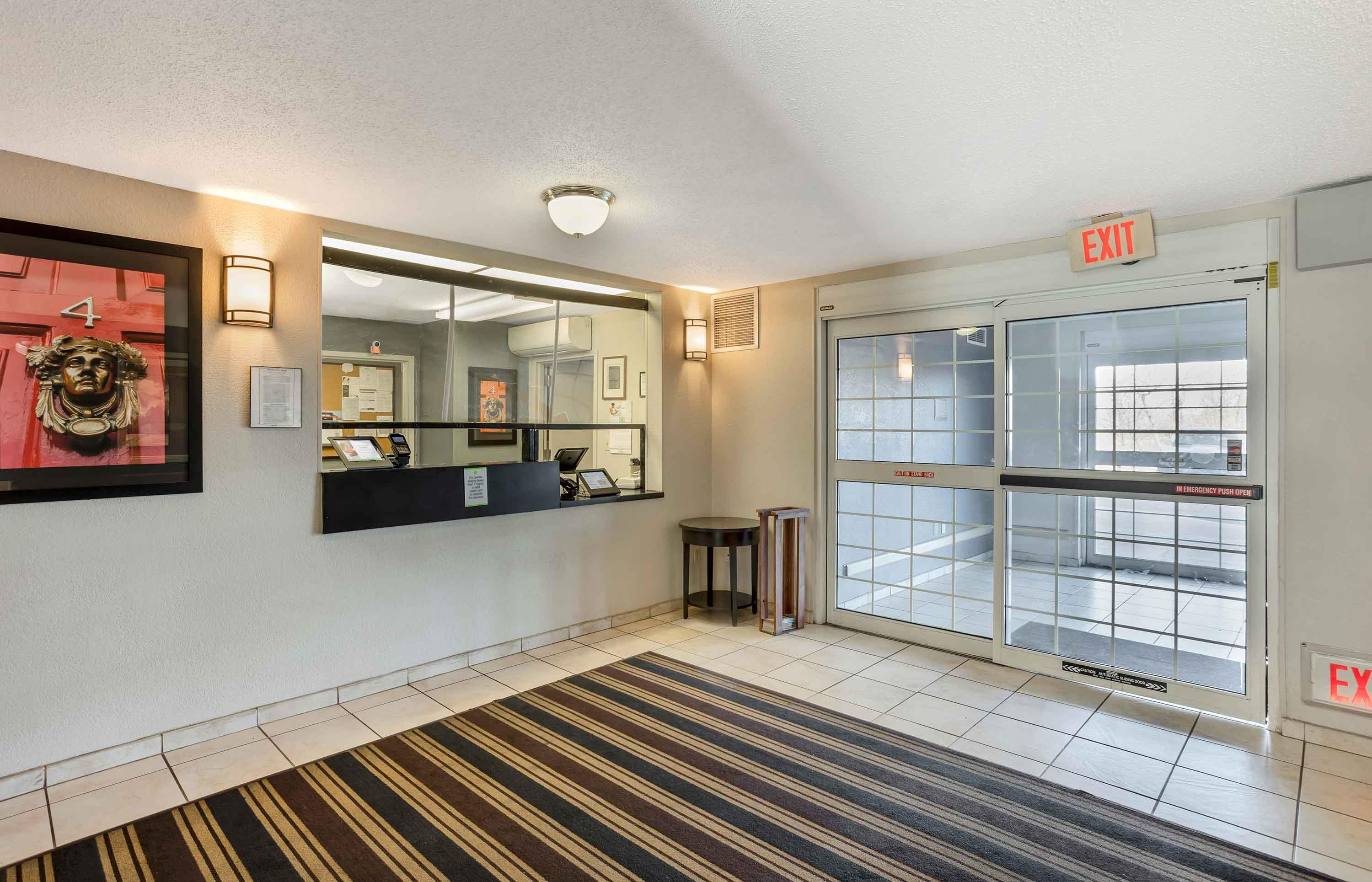 Lobby and Guest Check-in | Extended Stay America Select Suites Wilkes Barre Scranton