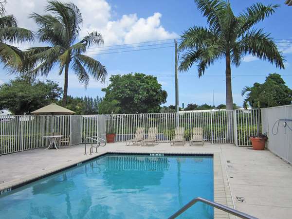 Pool - Extended Stay America Suites West Palm Beach - I-95, Exit 74