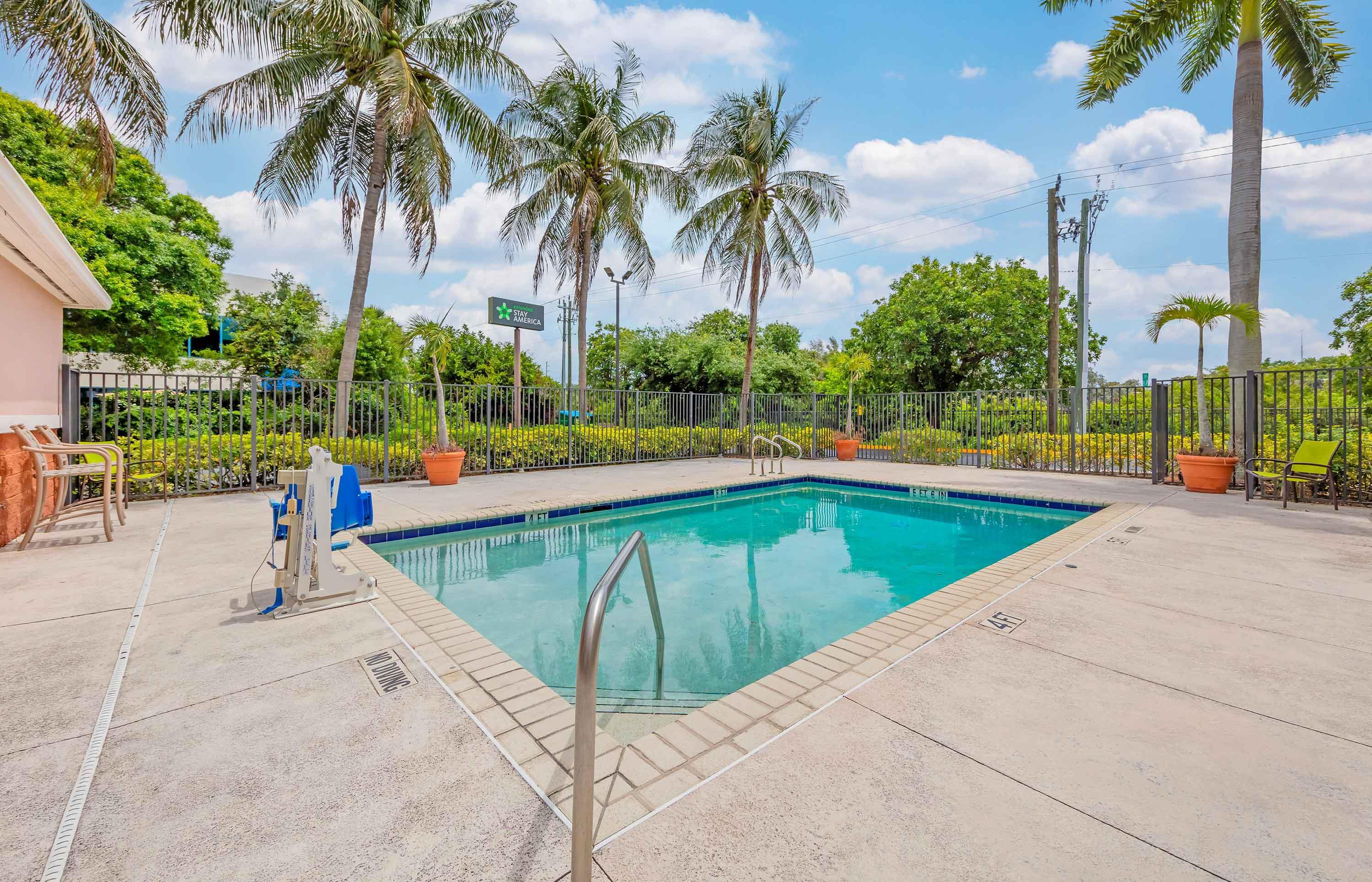 Swimming Pool | Extended Stay America Suites West Palm Beach Northpnt Corpor