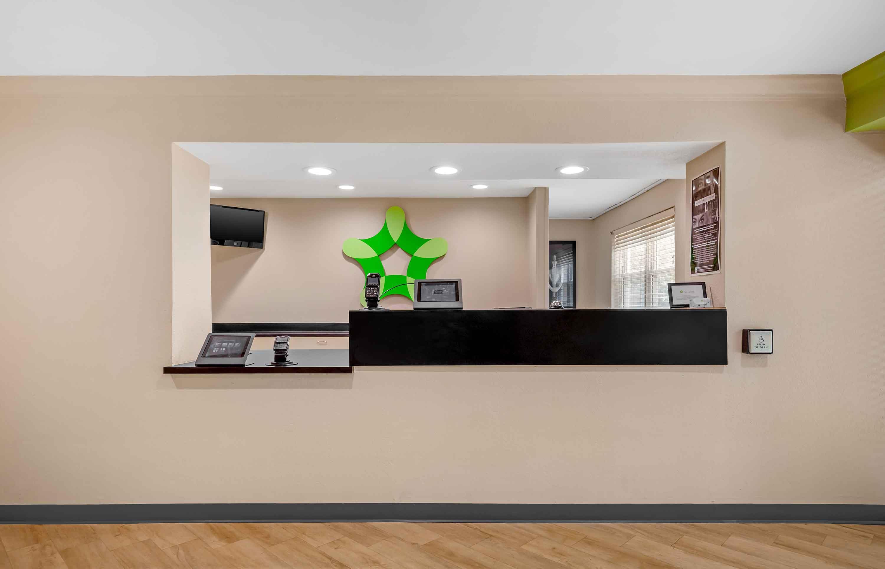 Lobby and Guest Check-in | Extended Stay America Suites West Palm Beach Northpnt Corpor