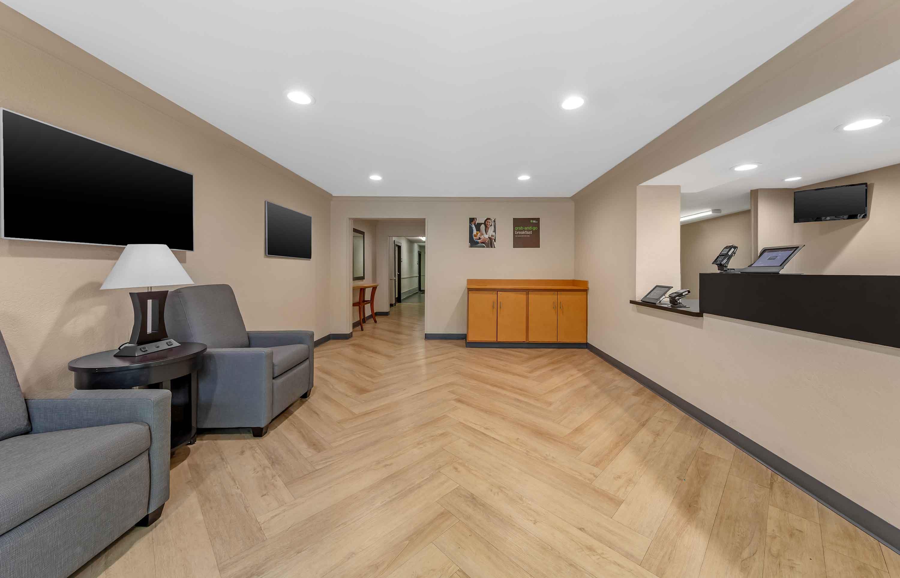 Lobby and Guest Check-in | Extended Stay America Suites West Palm Beach Northpnt Corpor