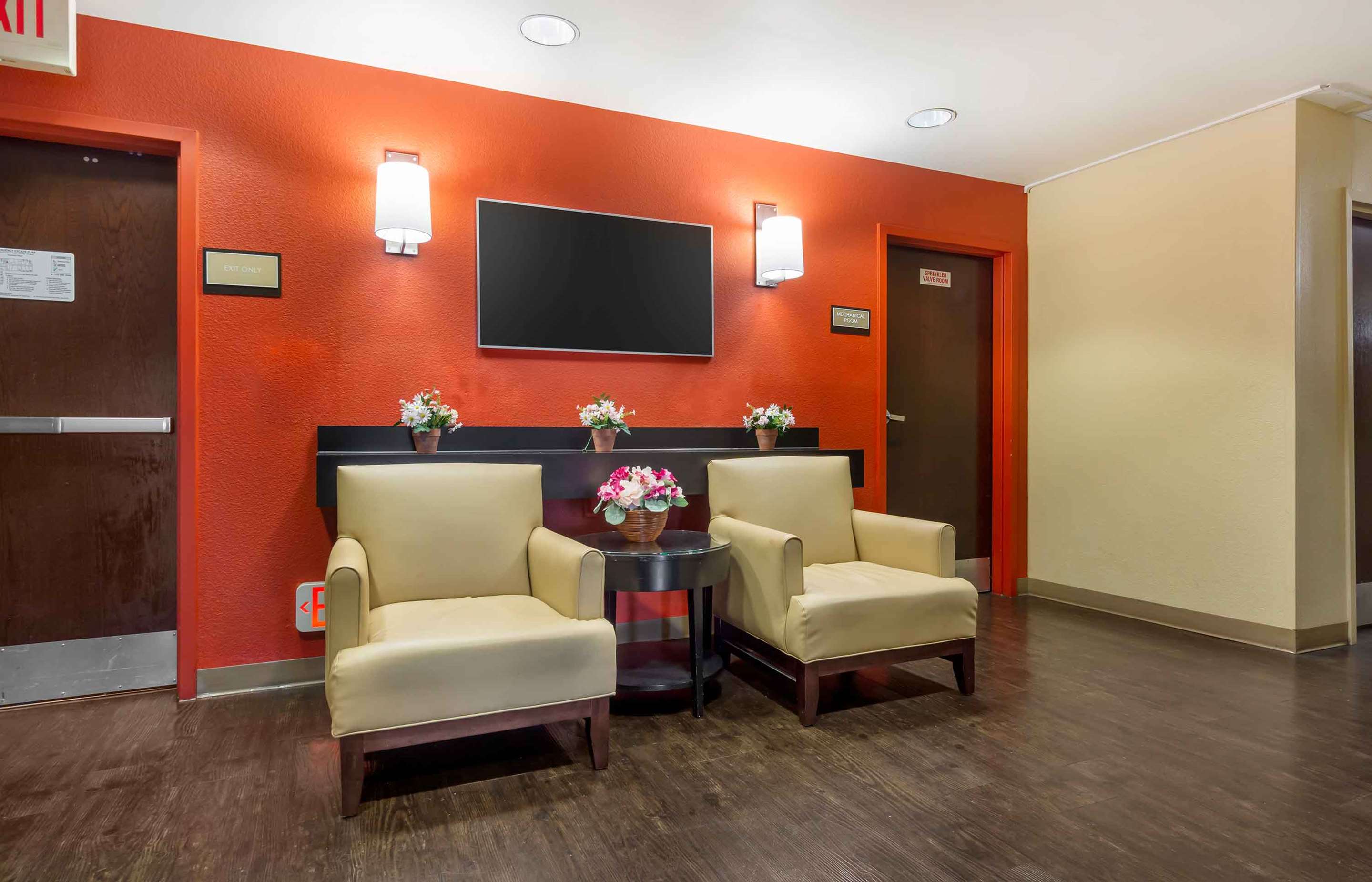Lobby and Guest Check-in | Extended Stay America Suites Tacoma South