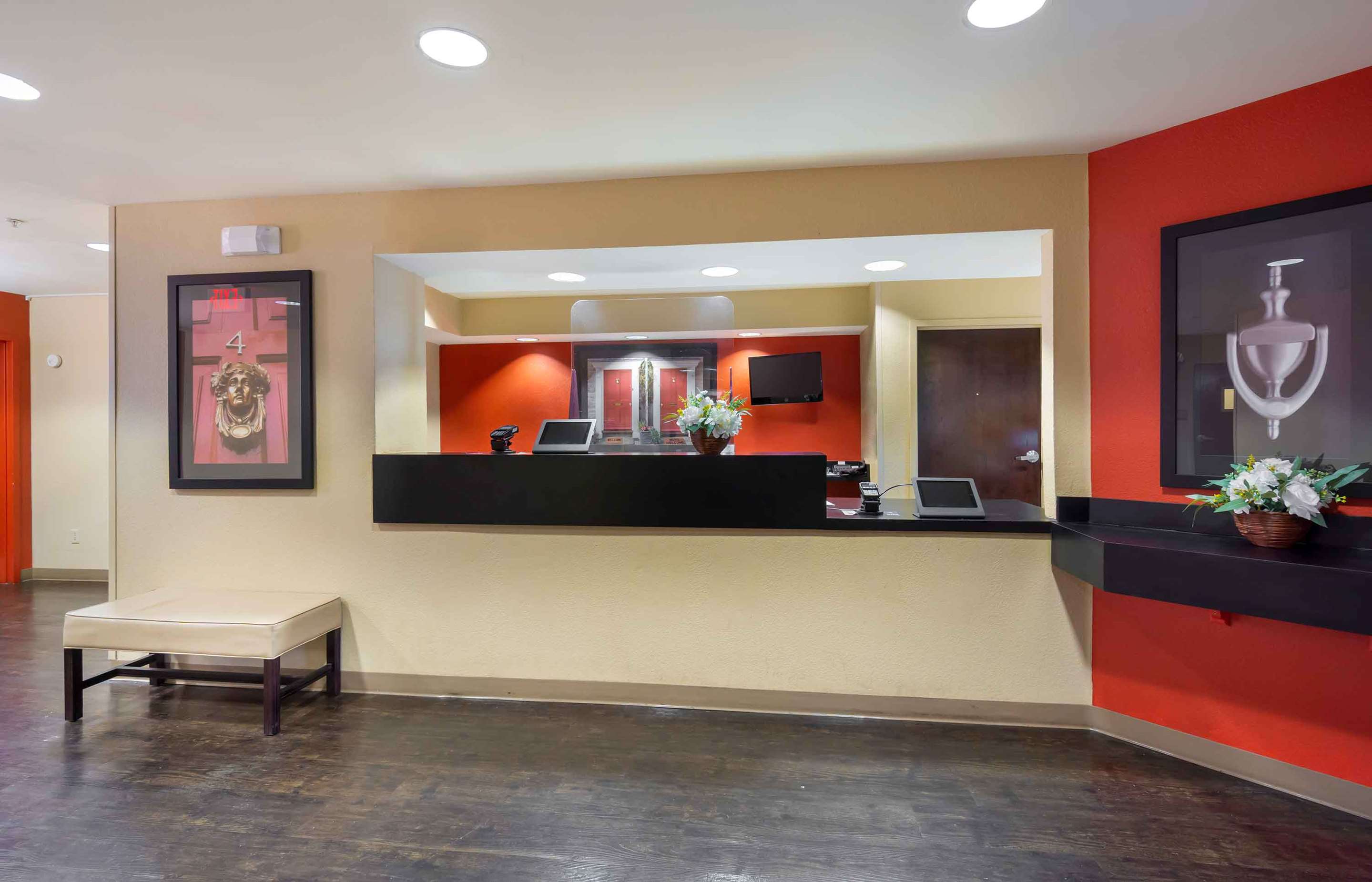Lobby and Guest Check-in | Extended Stay America Suites Tacoma South