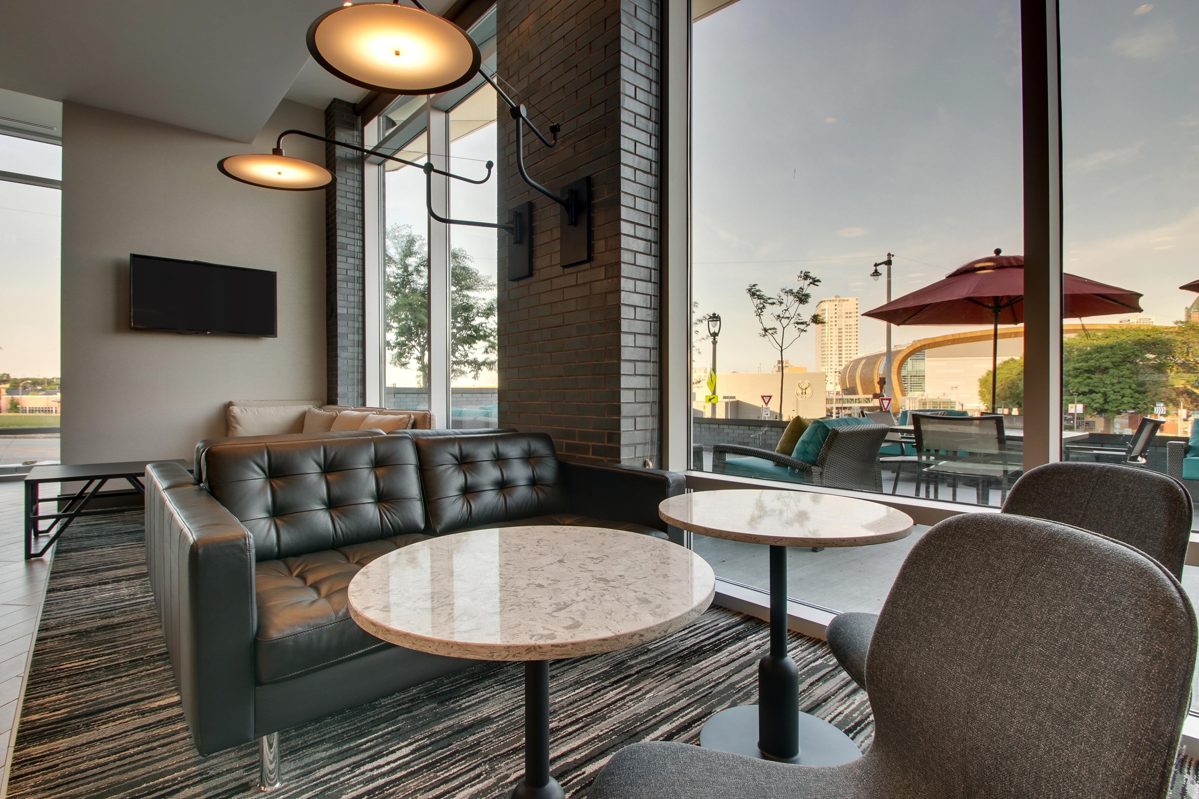 Bar Lounge | Hyatt Place Milwaukee/Downtown