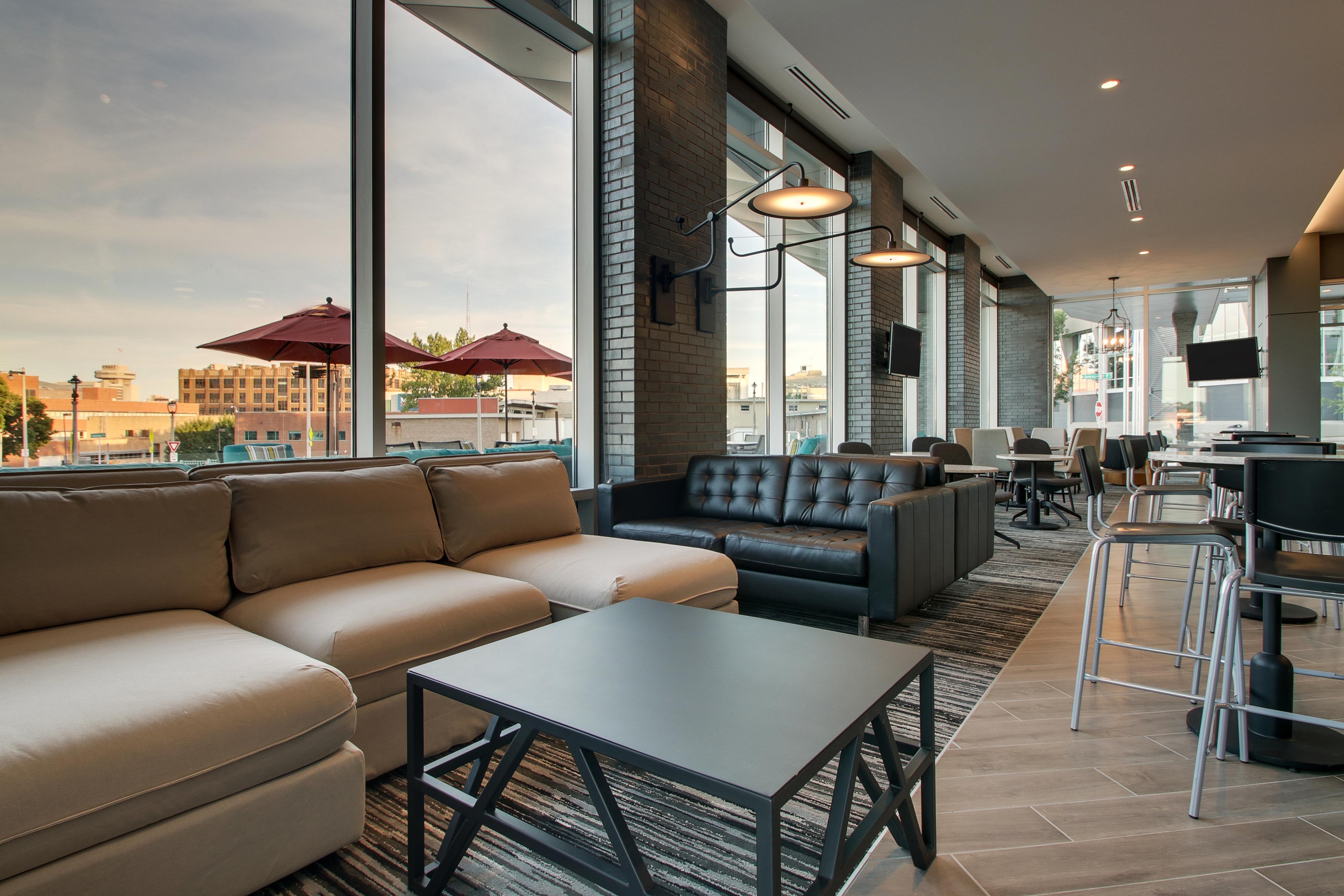 Bar Lounge | Hyatt Place Milwaukee/Downtown