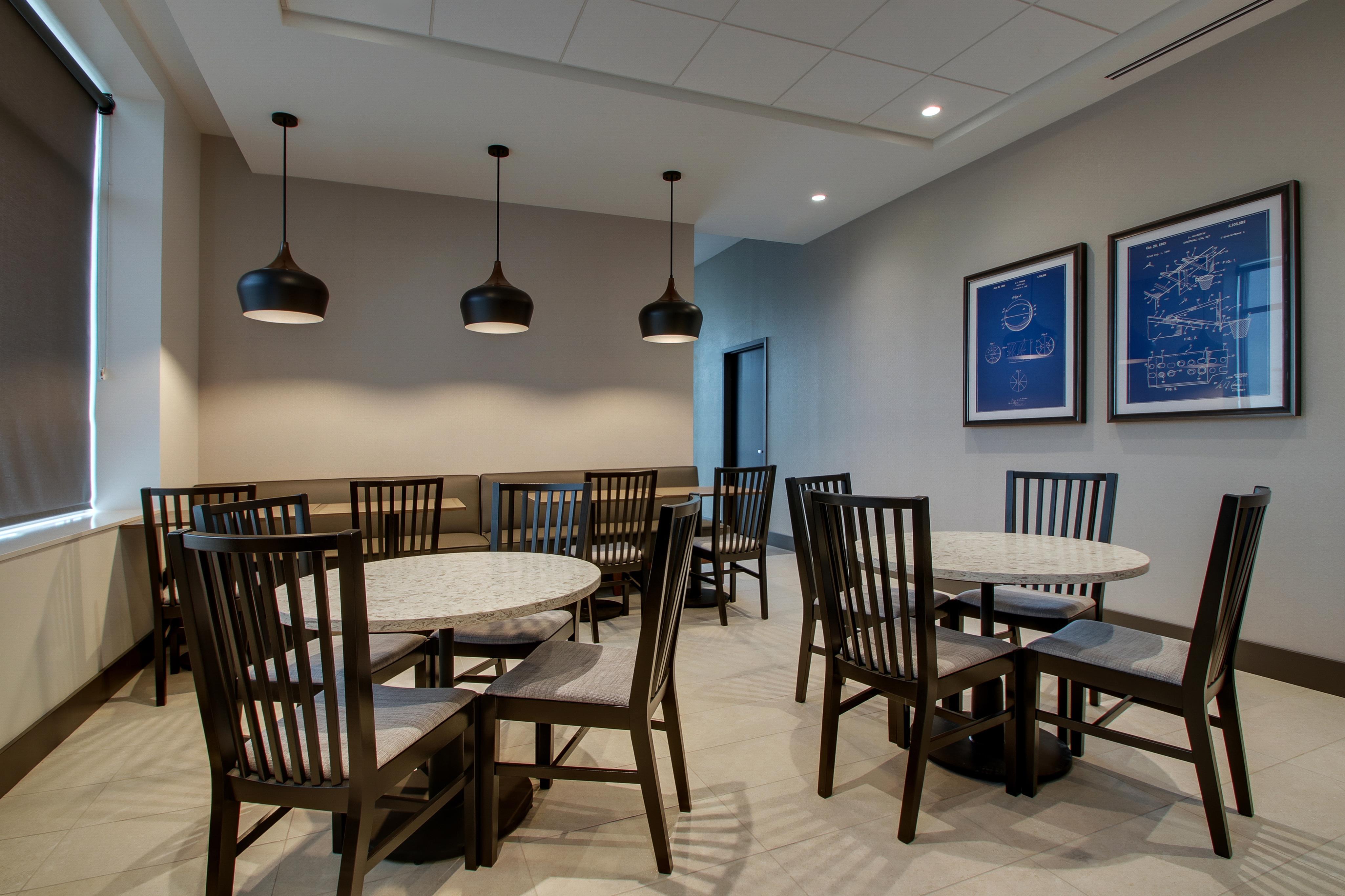 Breakfast Area | Hyatt Place Milwaukee/Downtown