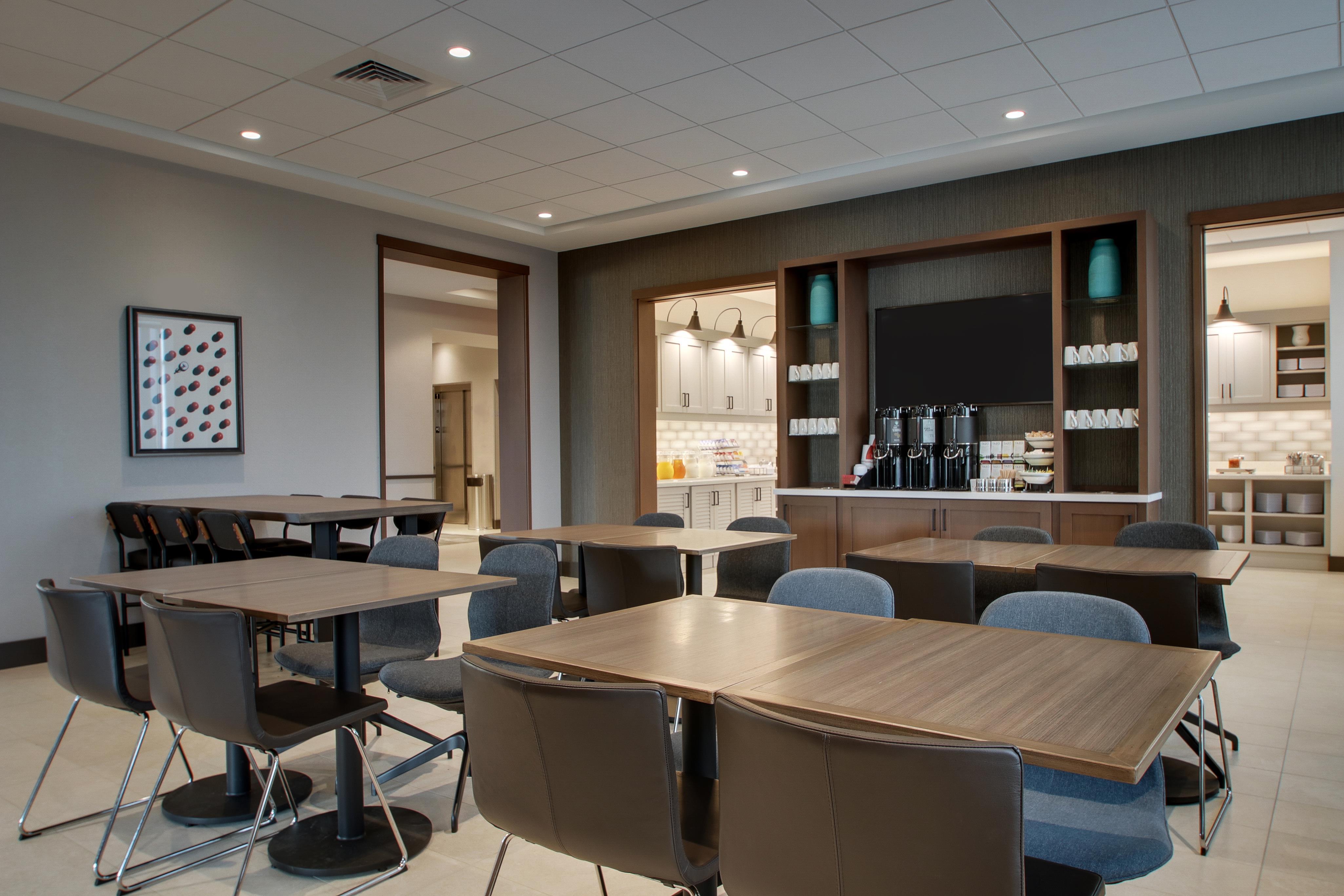 Breakfast Area | Hyatt Place Milwaukee/Downtown