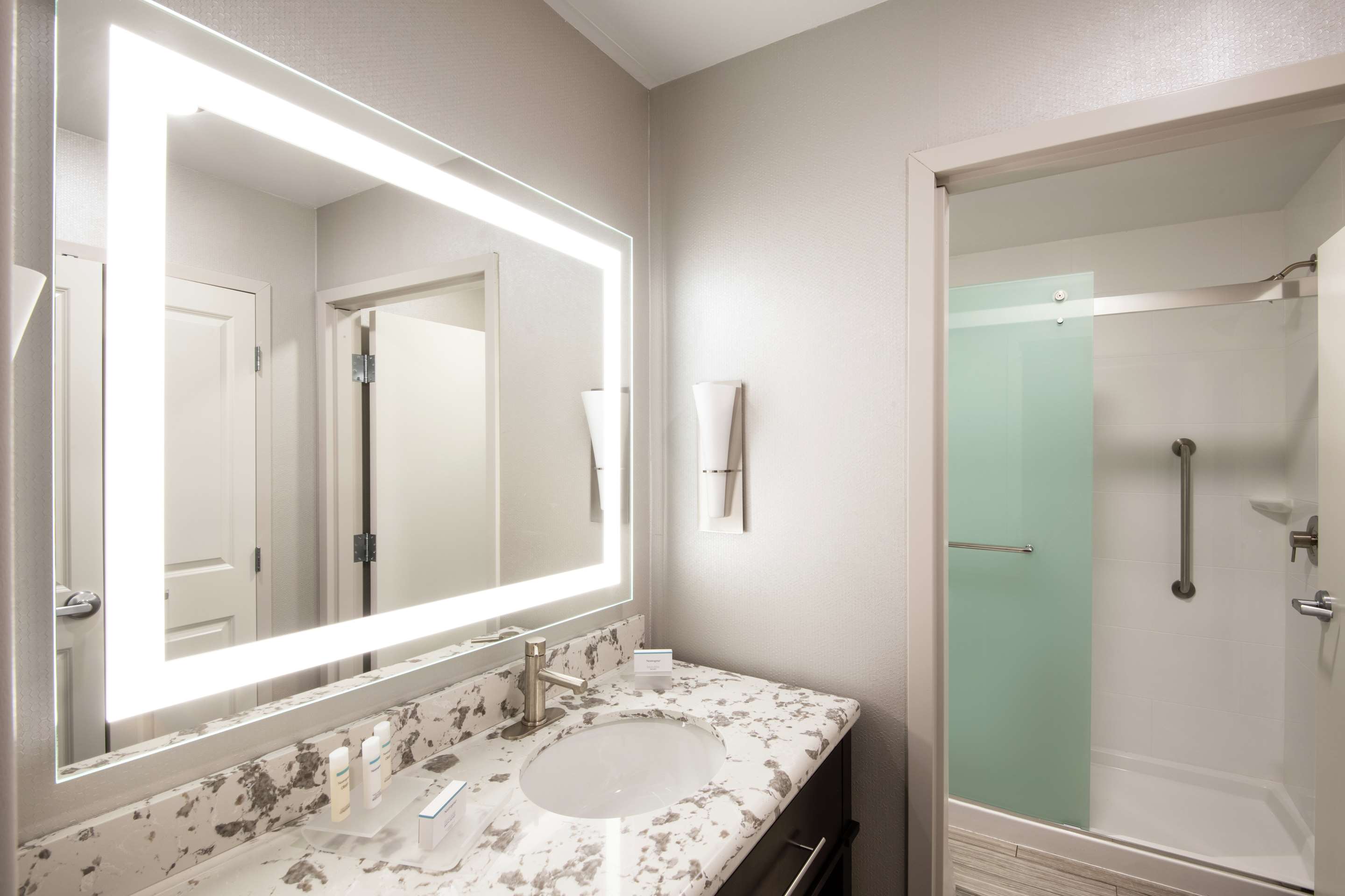 Guest room bath
