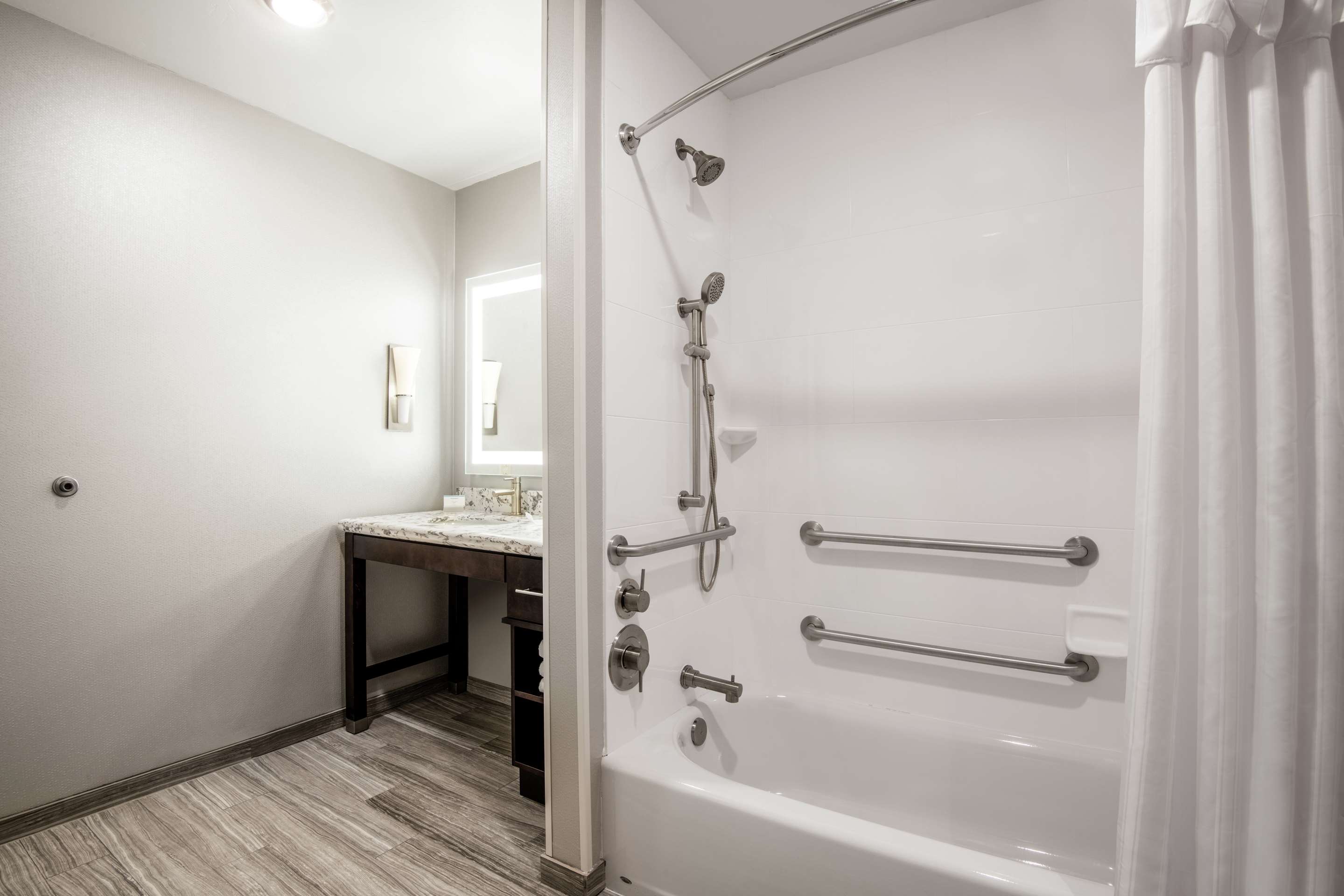 Guest room bath