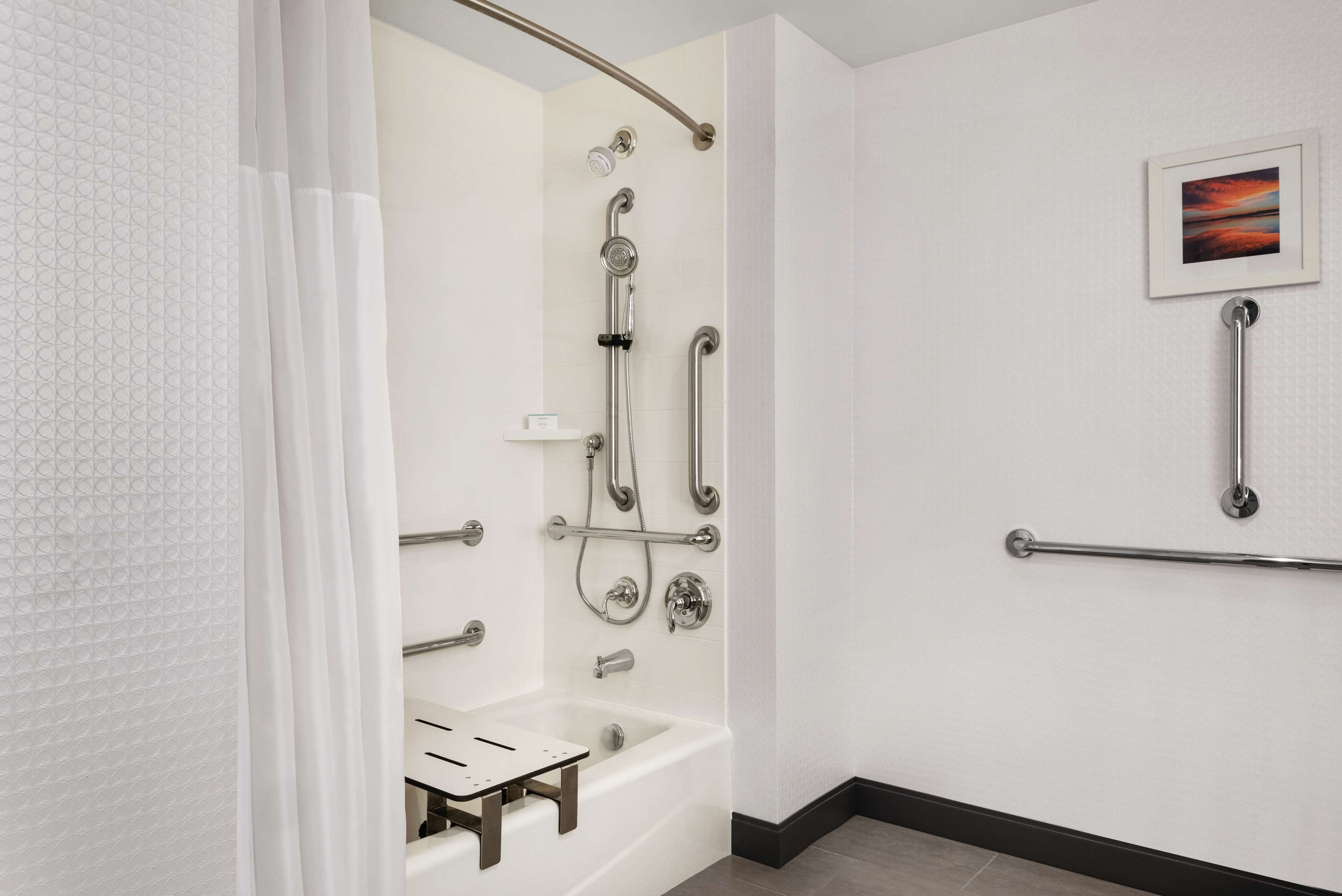 Hampton Inn Brooklyn Park, MN Room Type - 1KNG MOB HEAR ACC W TUB NS