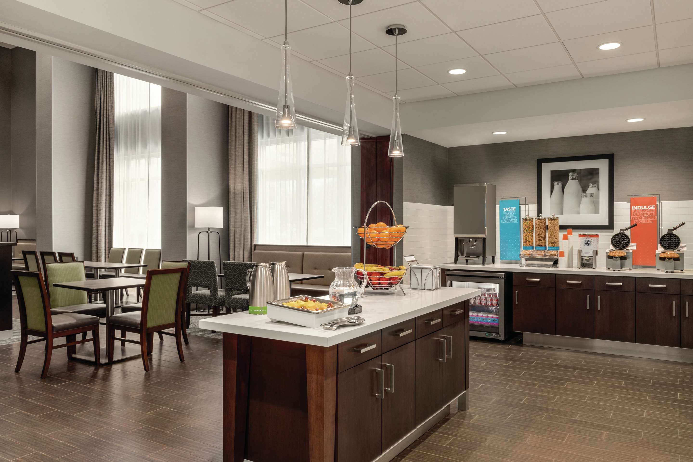 Breakfast Area | Hampton Inn Brooklyn Park