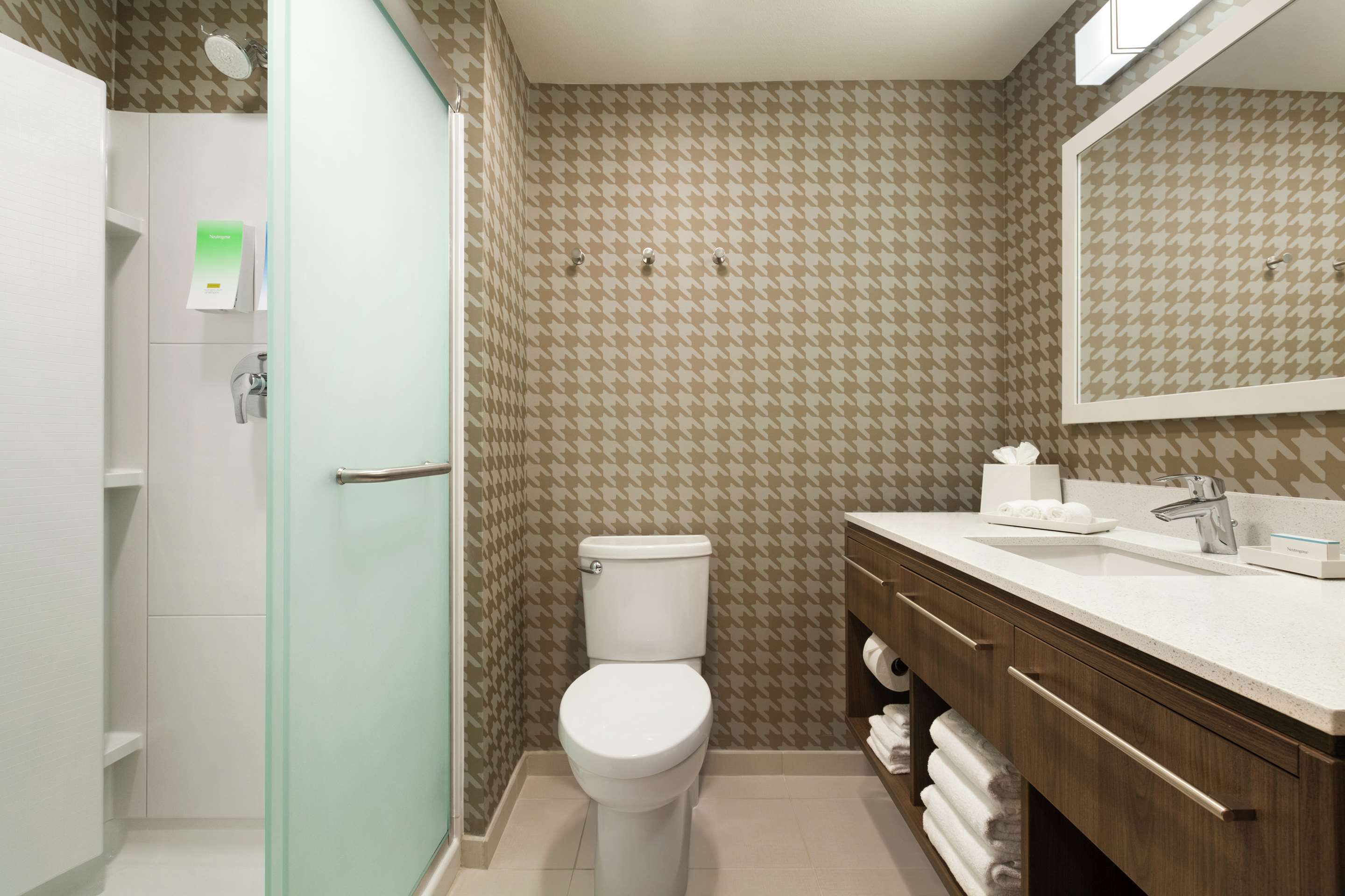Guest room bath