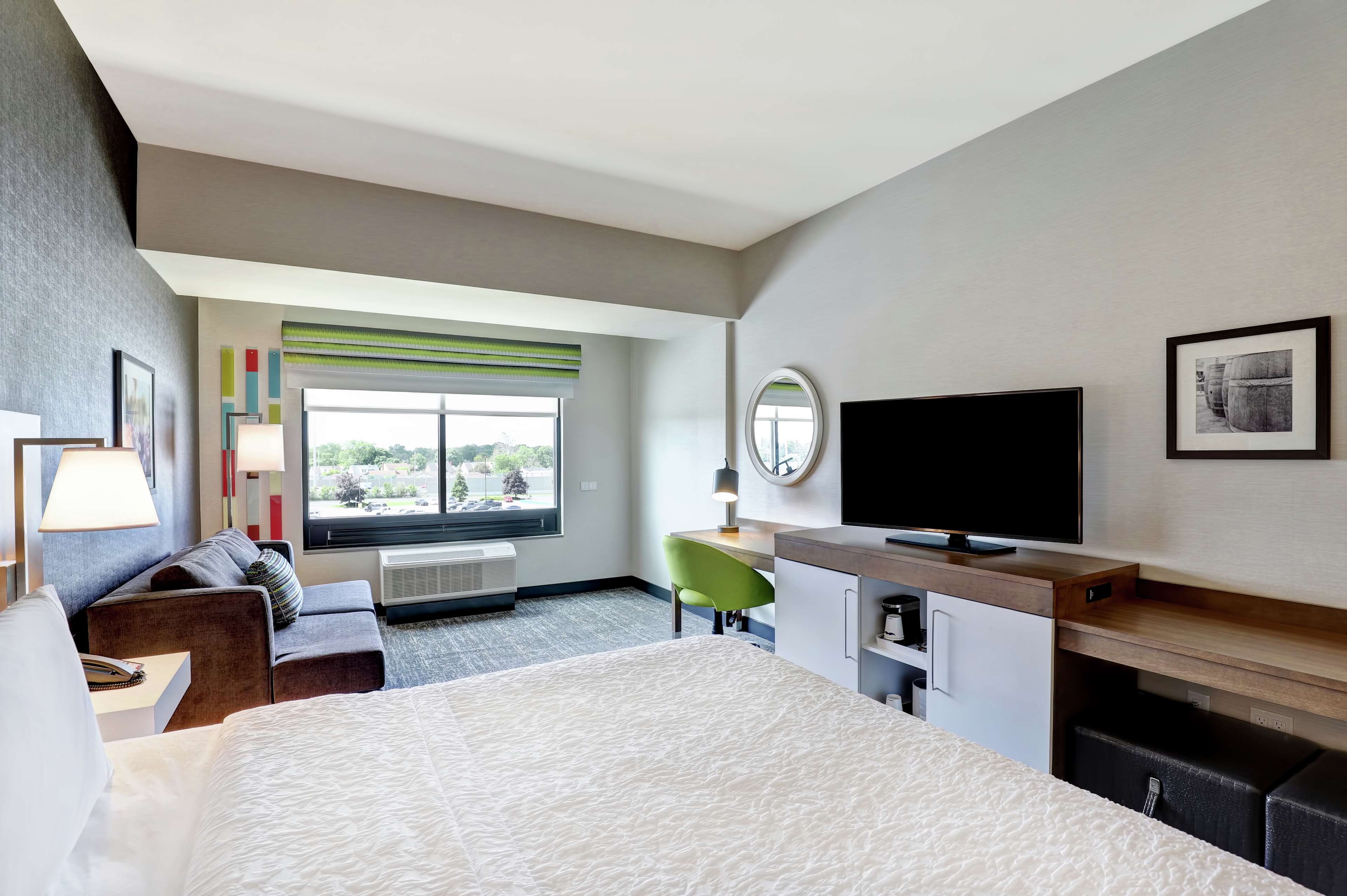 Hampton Inn St. Catharines Niagara Room Type - 1 KING ACC ROLL-IN SHWR NS