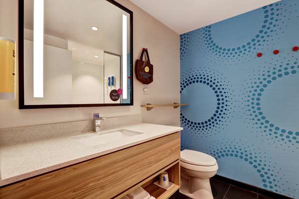  - Tru by Hilton Hotel South Edmonton