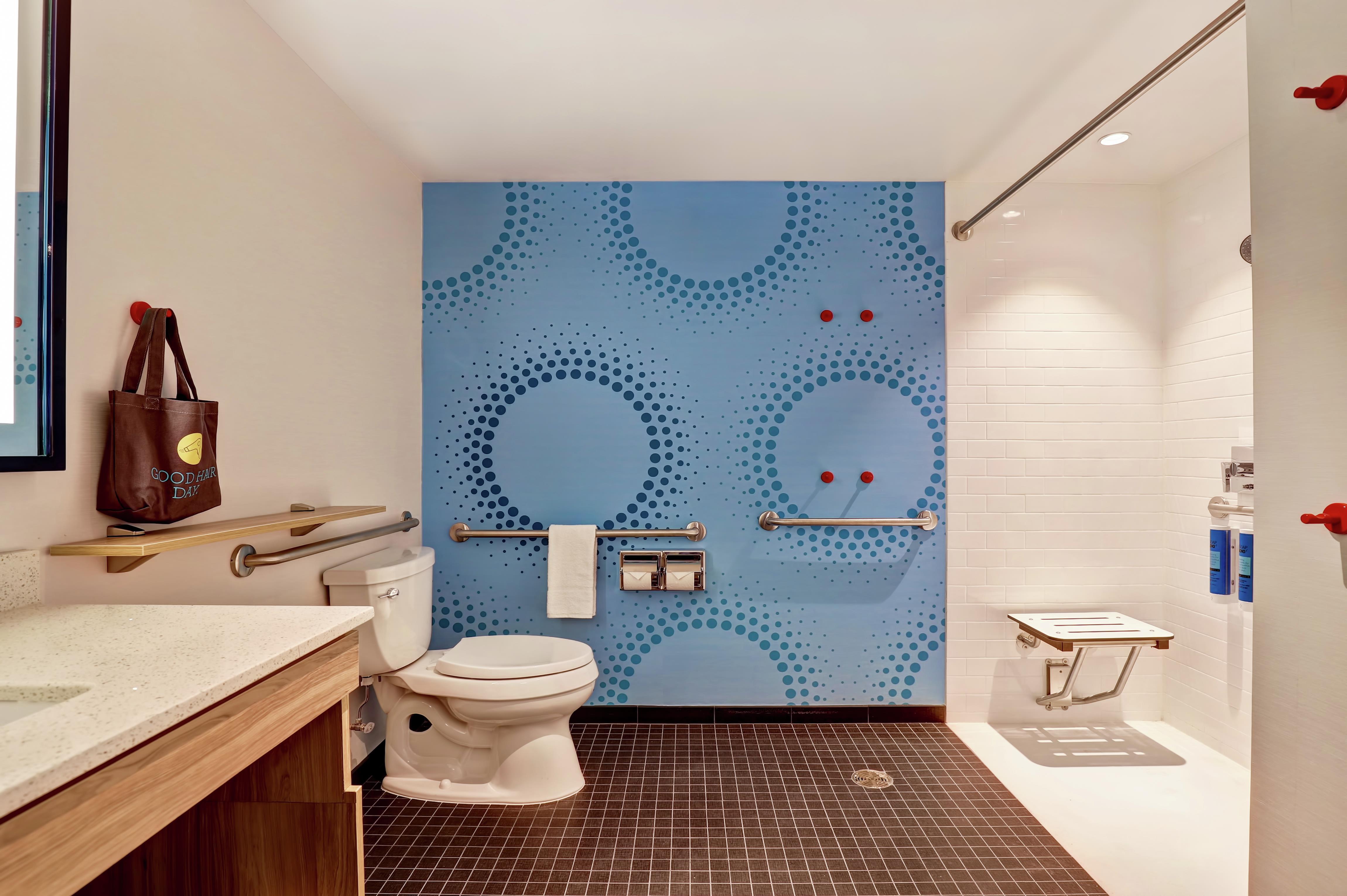 TRU BY Hilton Edmonton Windermere Room Type - 1 KING ACC HEARING RI SHWR