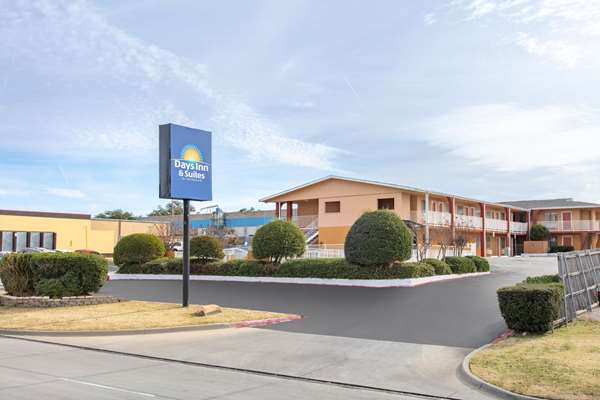 Exterior view - Days Inn & Suites Six Flags Arlington