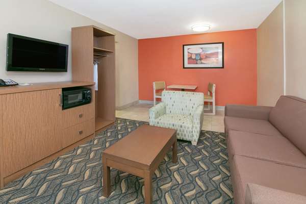 Suite - Days Inn & Suites Six Flags Arlington