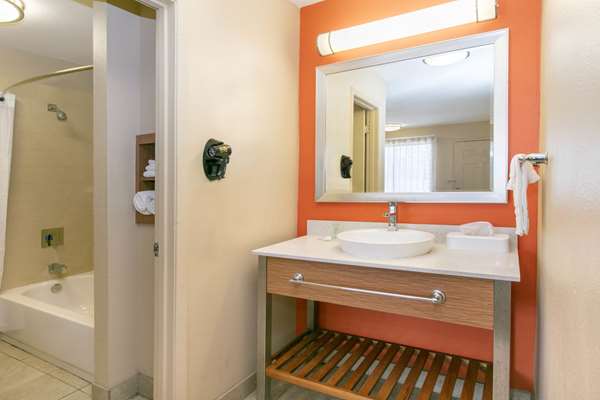  - Days Inn & Suites Six Flags Arlington