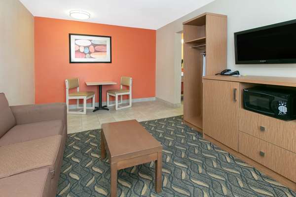 Suite - Days Inn & Suites Six Flags Arlington