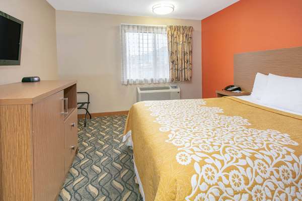Suite - Days Inn & Suites Six Flags Arlington