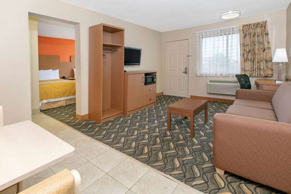 Suite - Days Inn & Suites Six Flags Arlington