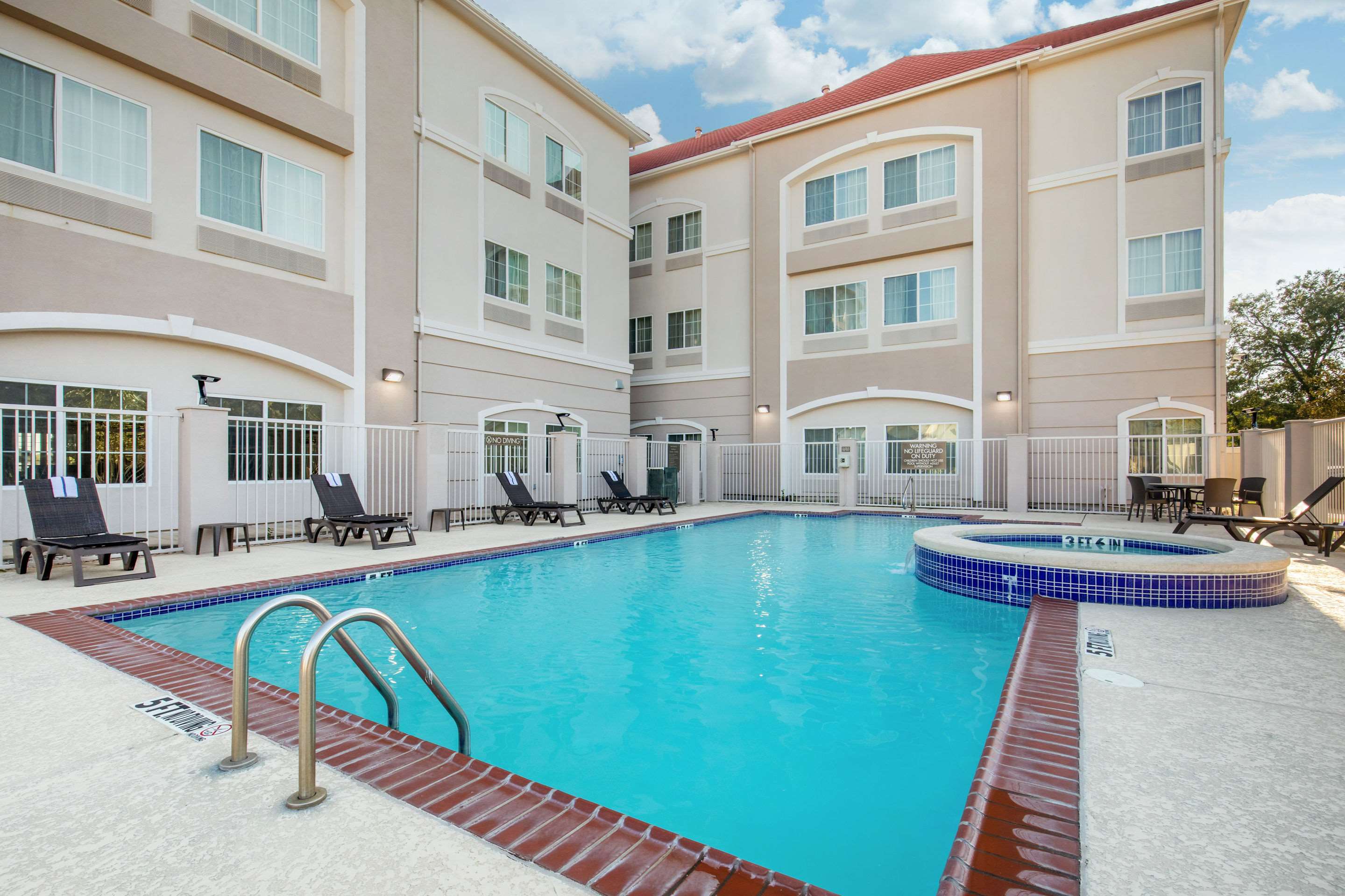 Outdoor pool | Comfort Inn & Suites Cedar Hill Duncanville