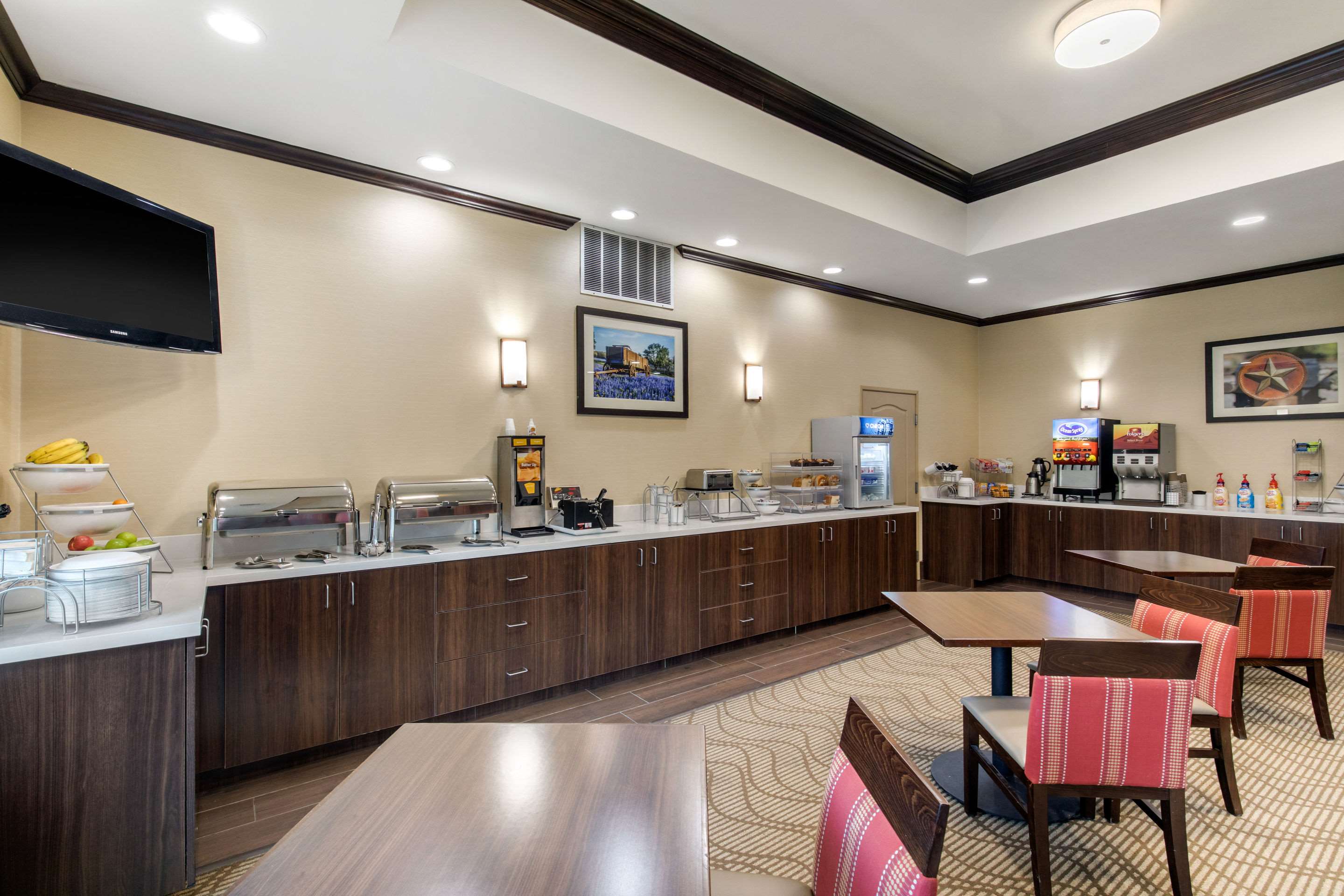 Breakfast area | Comfort Inn & Suites Cedar Hill Duncanville